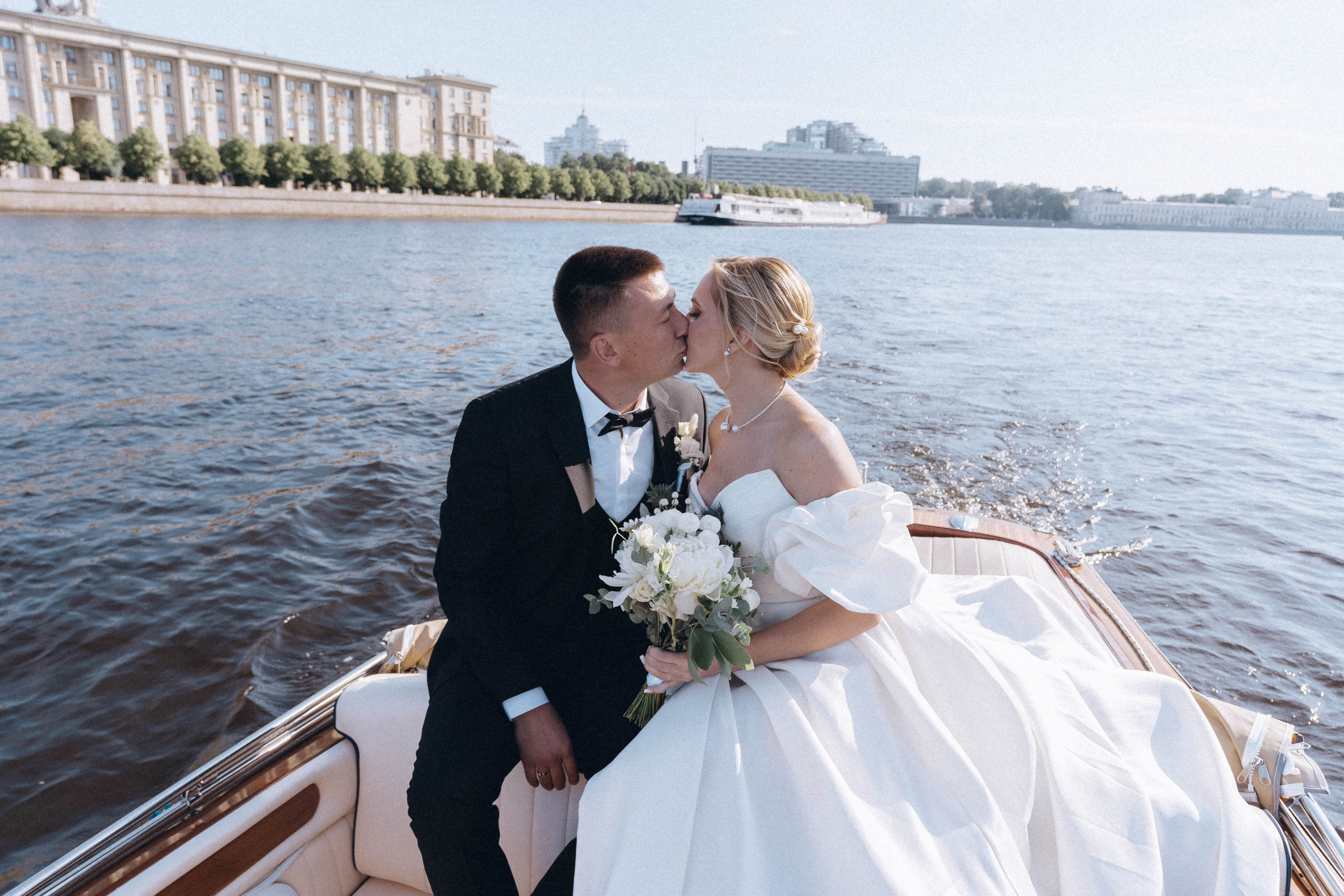 СВАДЕНБНАЯ СЬЕМКА НА КАТЕРЕ ПО КАНАЛАМ САНКТ-ПЕТЕРБУРГА И В АКВАТОРИИ НЕВЫ. Профессиональный фотограф, Санкт-Петербург — Виктория Богомолова