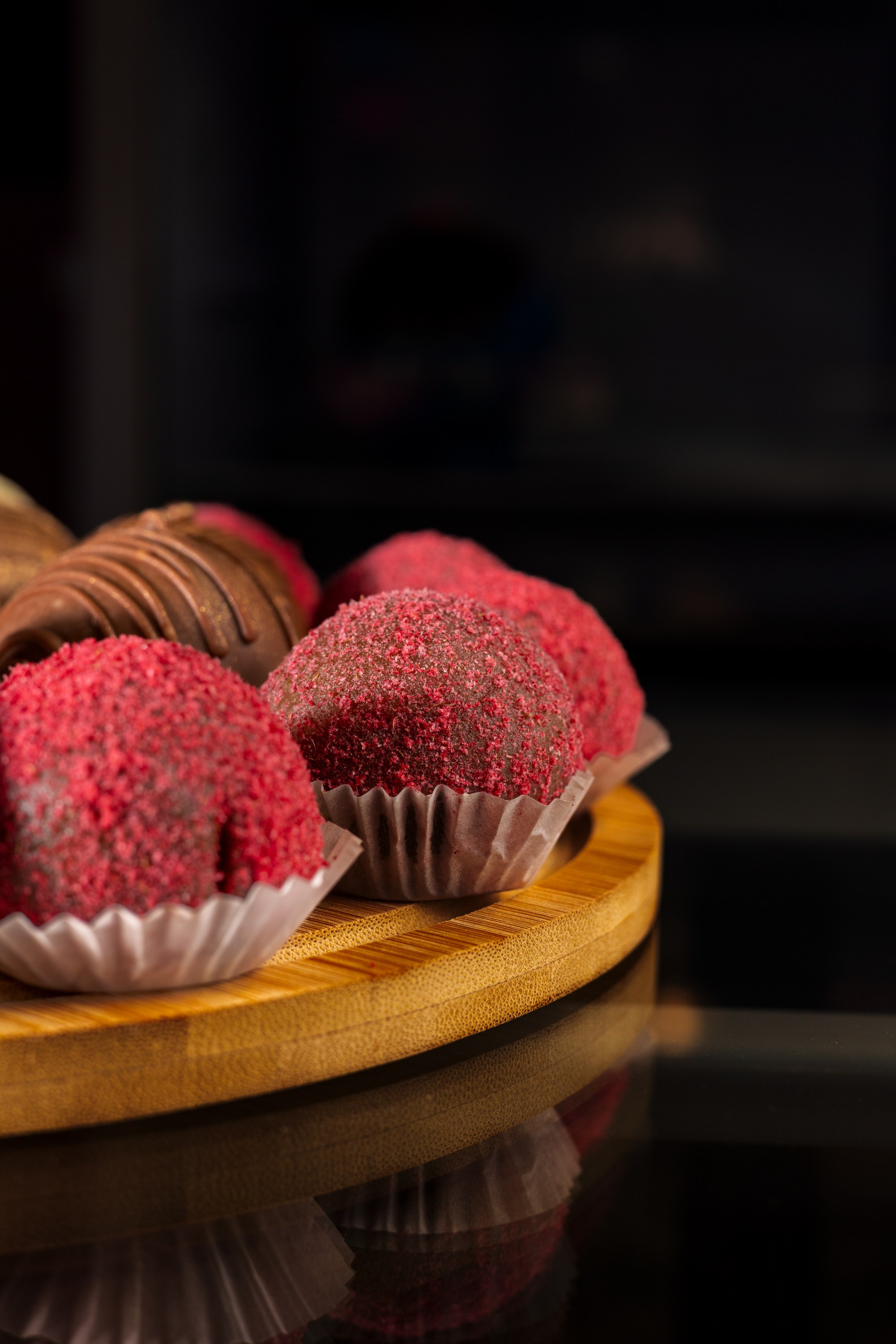 Фотографии десерта на чёрном фоне