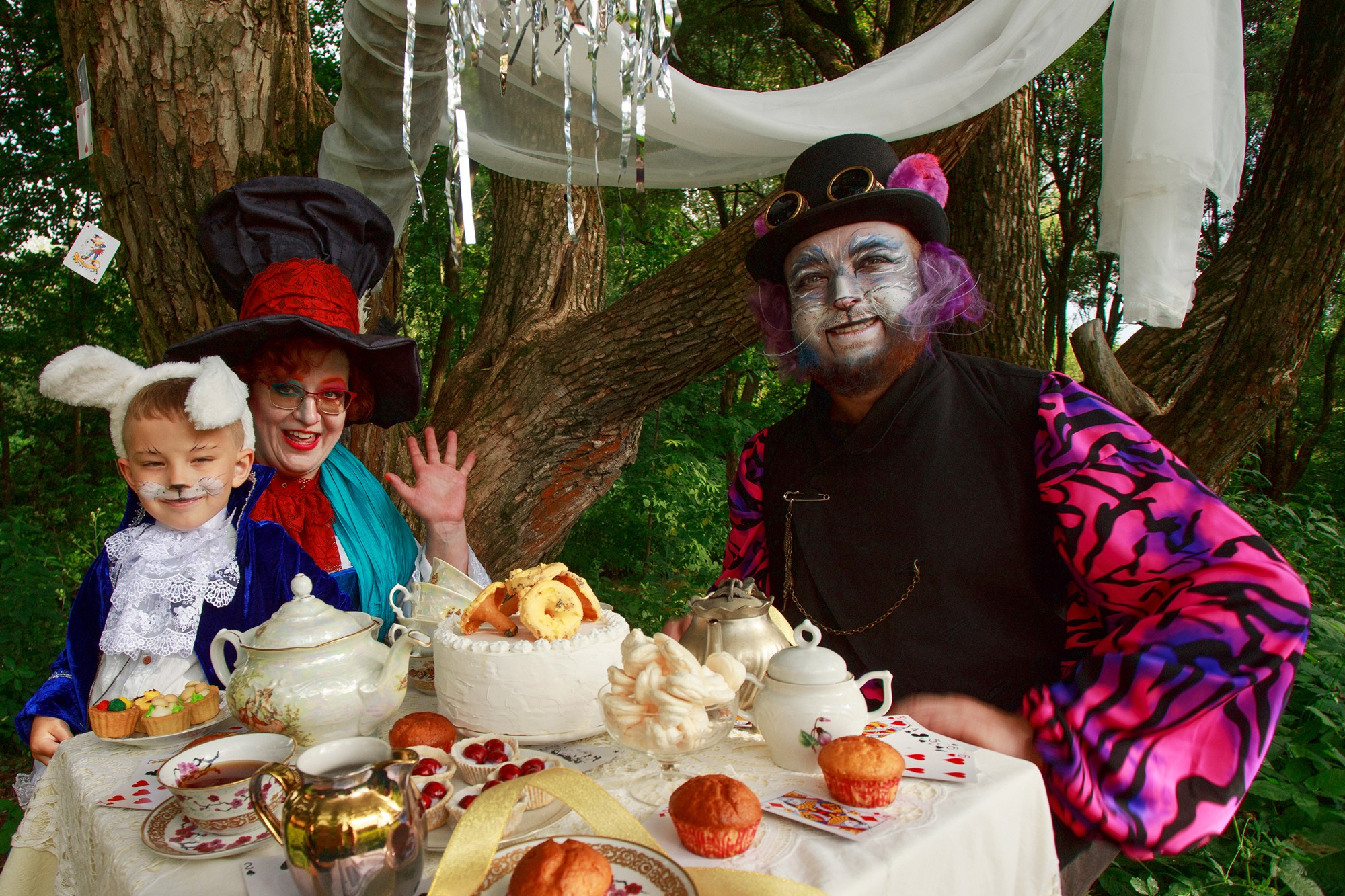 Семейная фотосессия «Безумное чаепитие». Необычные портретные фотосессии под ключ в Москве
