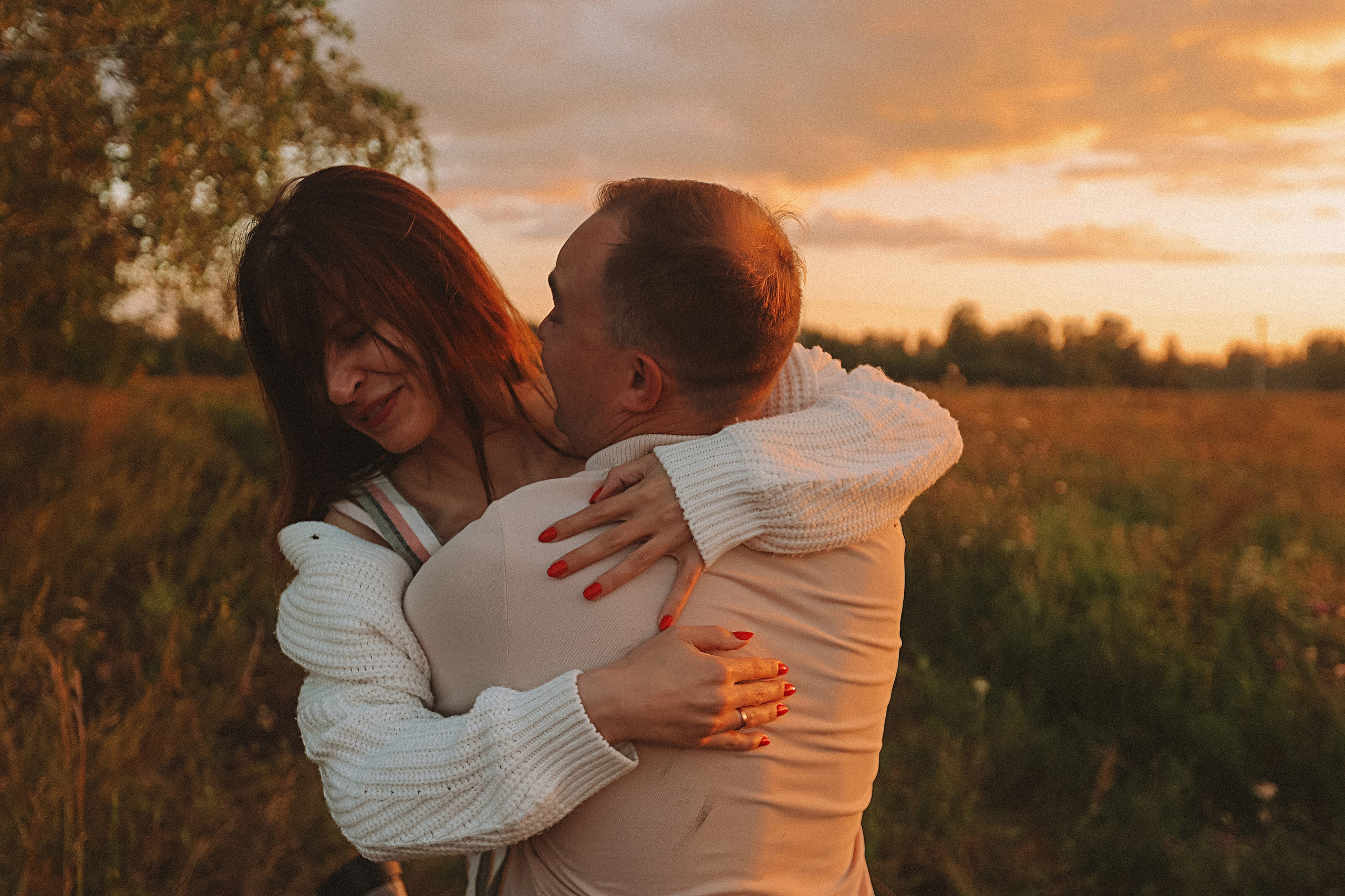 Поле love story на закате. Семейный фотограф Тюмень, фотограф на роды Салмина Мария