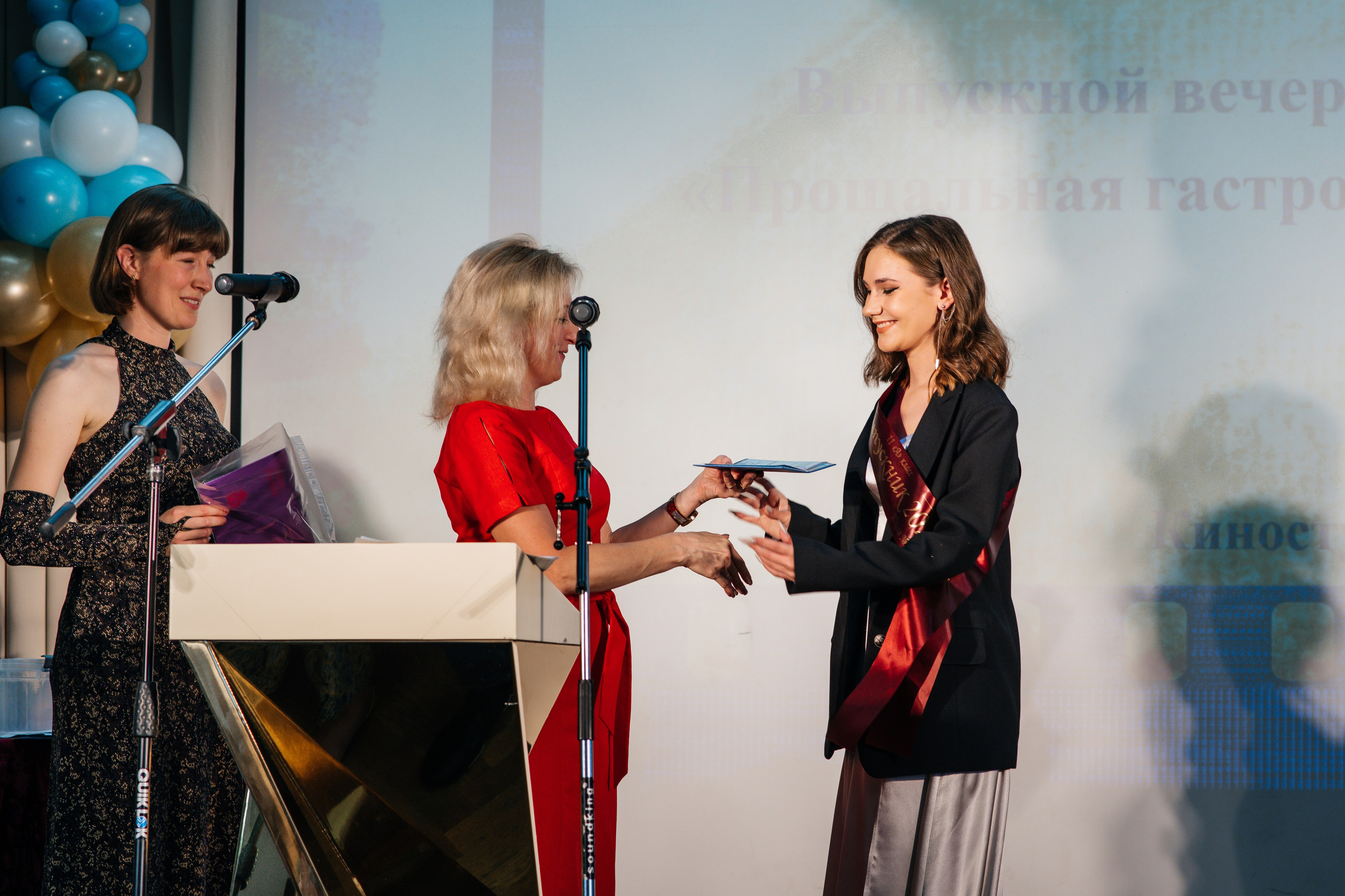 Вручение аттестатов. Выпускные альбомы в Подольске Москве и МО