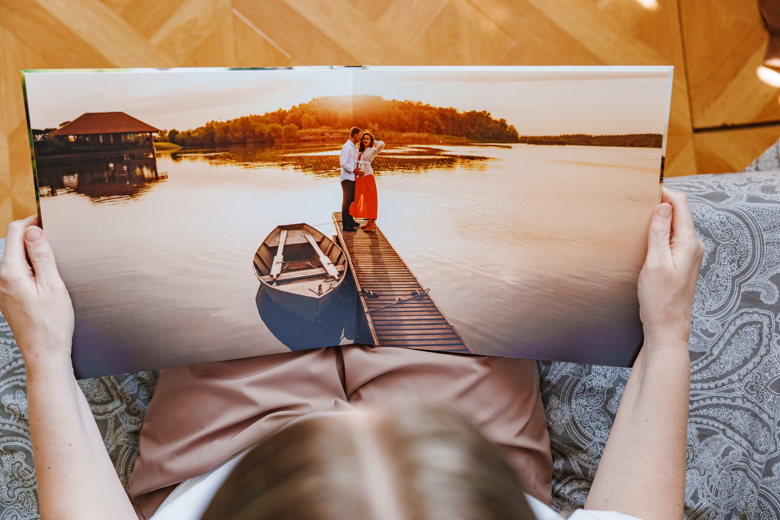 Панорамный разворот фотокниги 30x60 см в Ростове-на-Дону | Пара на фоне заката над рекой Дон | Фотограф Андрей Сайфутдинов