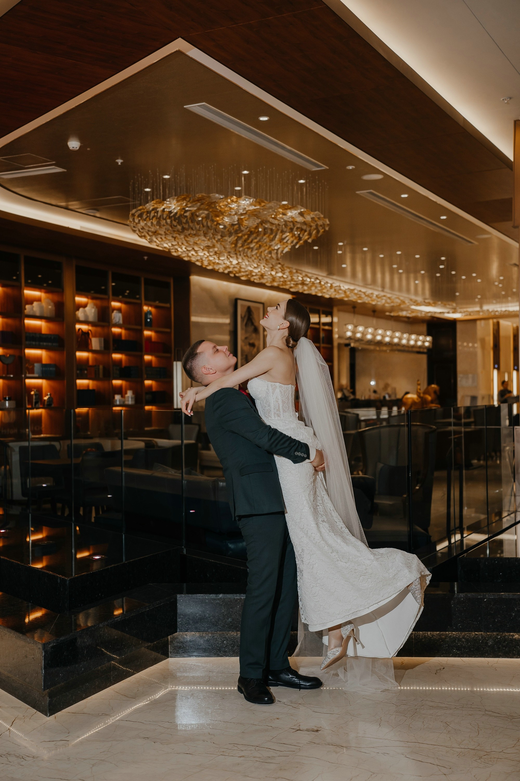 Фотосессия невесты и жениха в Soluxe Hotel