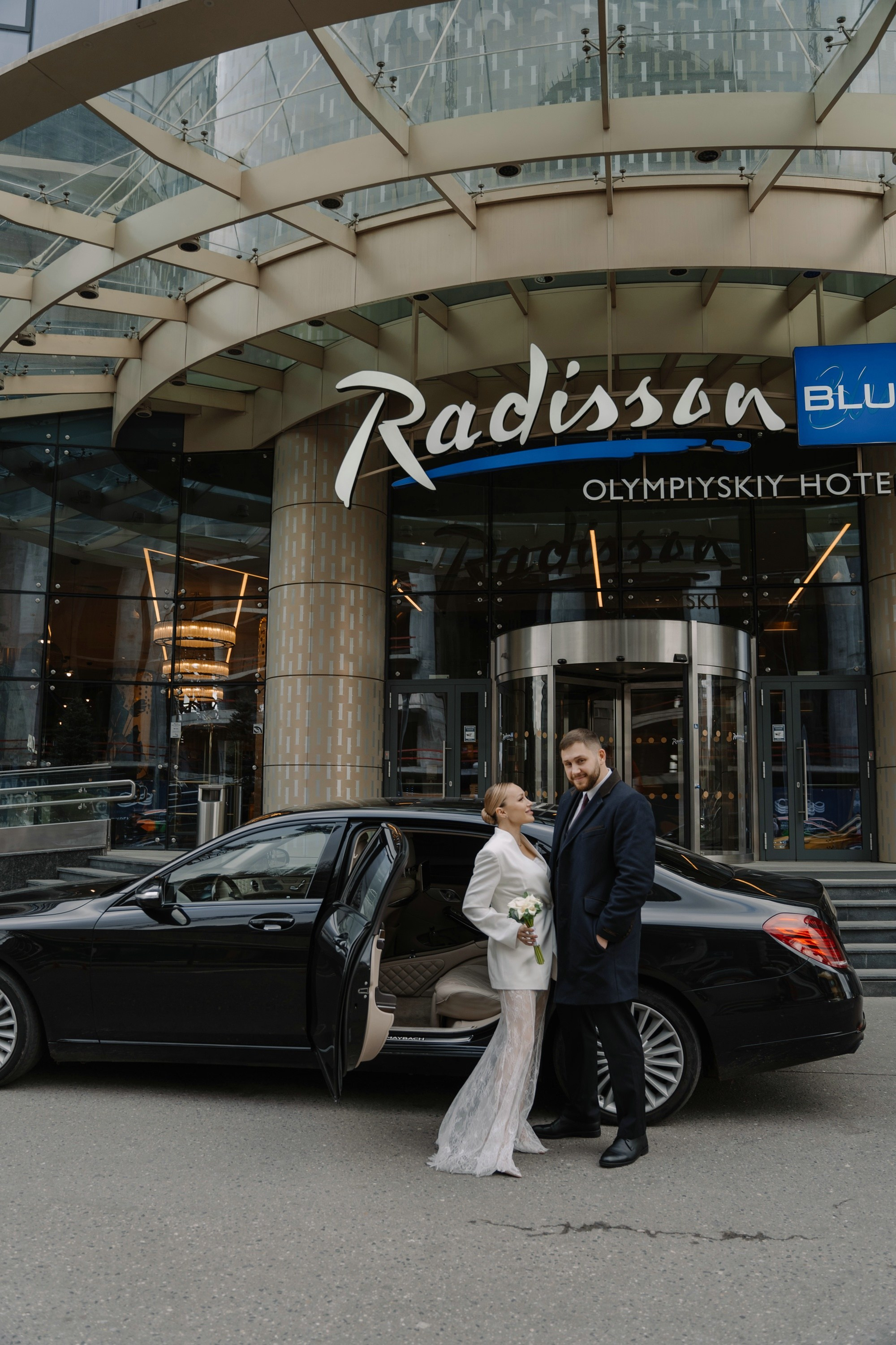 Свадебная фотосессия жениха и невесты с автомобилем