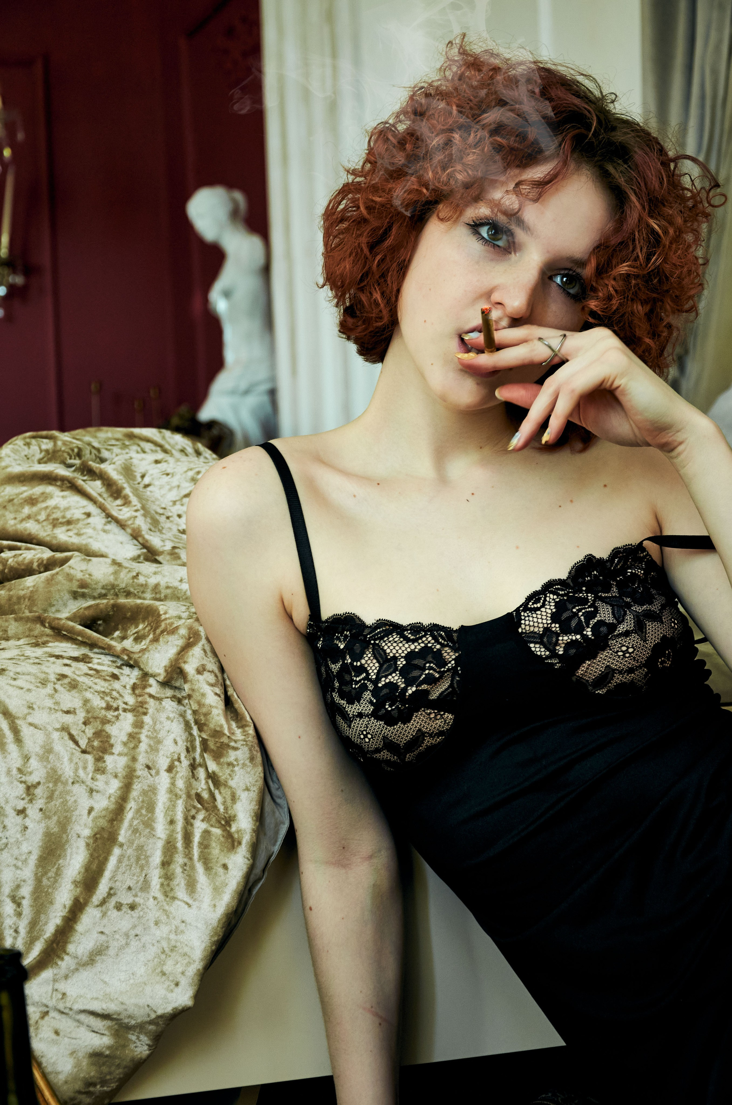 Smoke and red. Kinzie|Концептуальный фотограф Екатеринбург