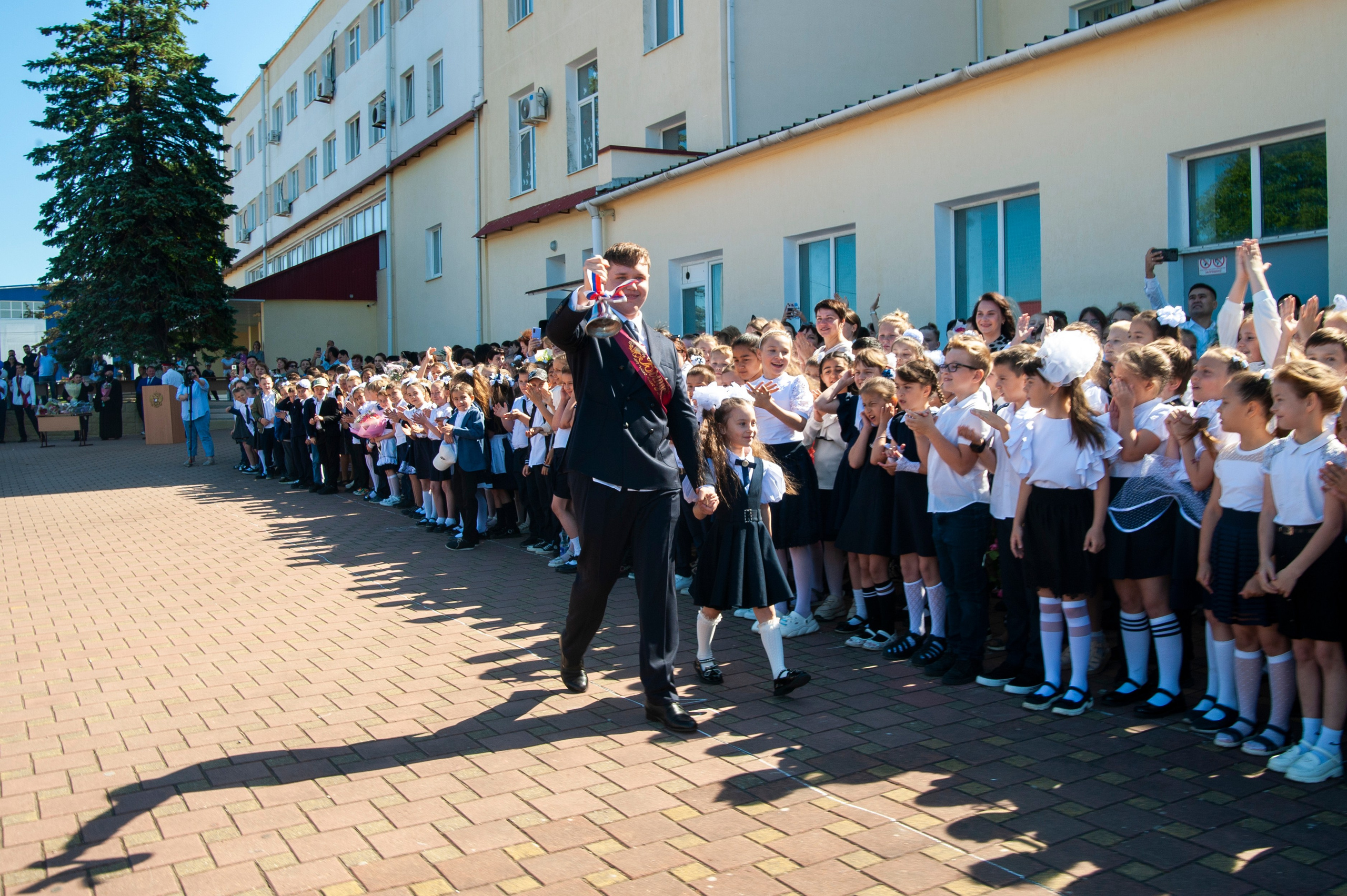 Последний Звонок МАОУ СОШ № 17 им. Эдуарда Есаяна — Архипо-Осиповка. Свадебный и семейный фотограф Денис Лукьянов в Краснодаре, Краснодарском крае и Республике Крым