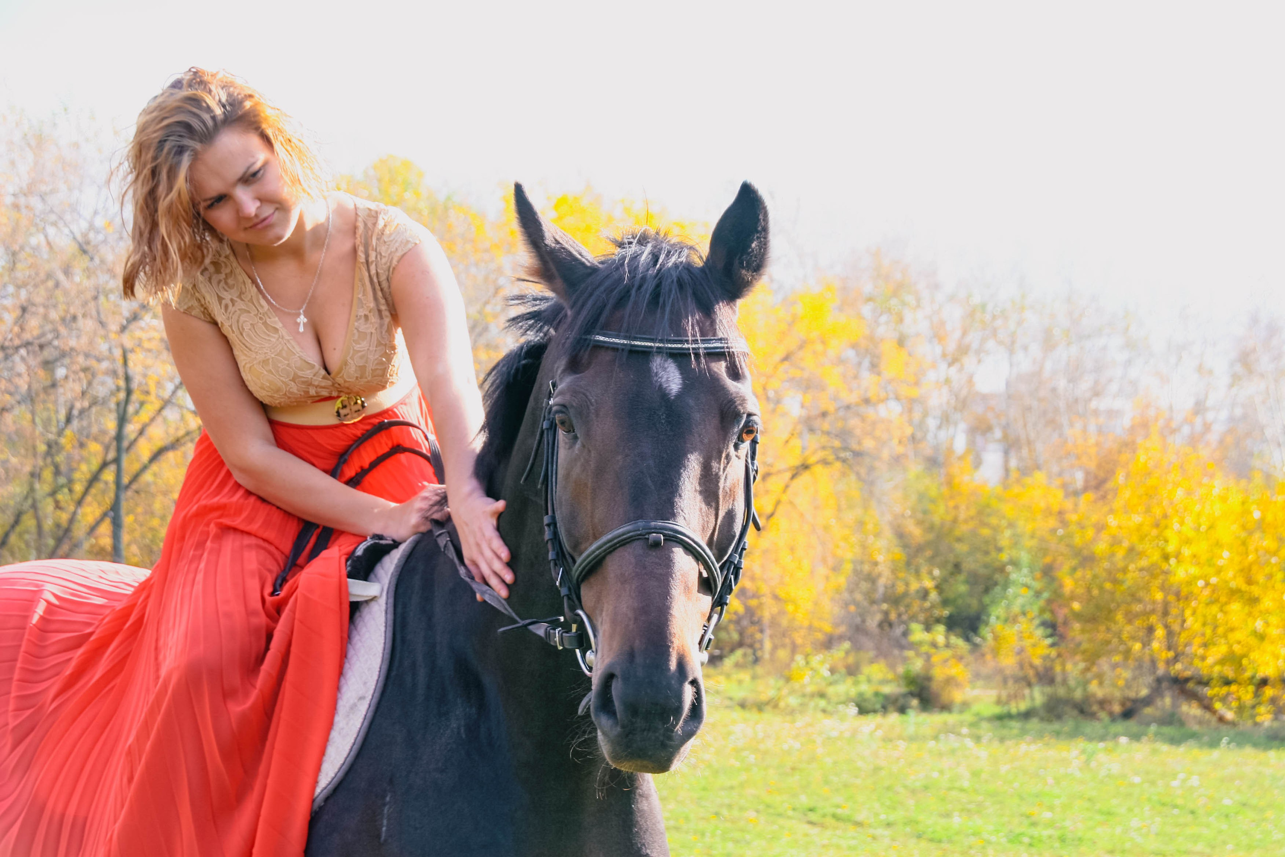 Алёна и Даша на лошади. Фотограф Пермь. Фотосессия в фотостудии Перми и на свежем воздухе
