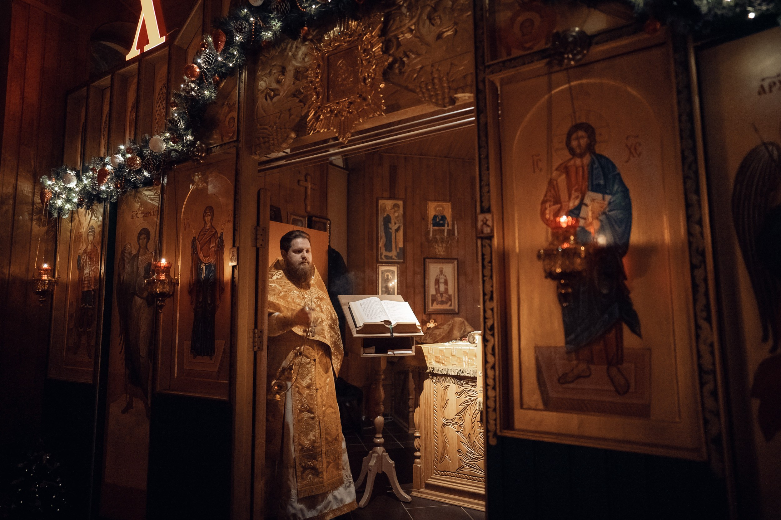 Ночная Божественная Литургия в день памяти Свт.Спиридона Тримифунтского, Севастополь. Церковный фотограф Севастополь