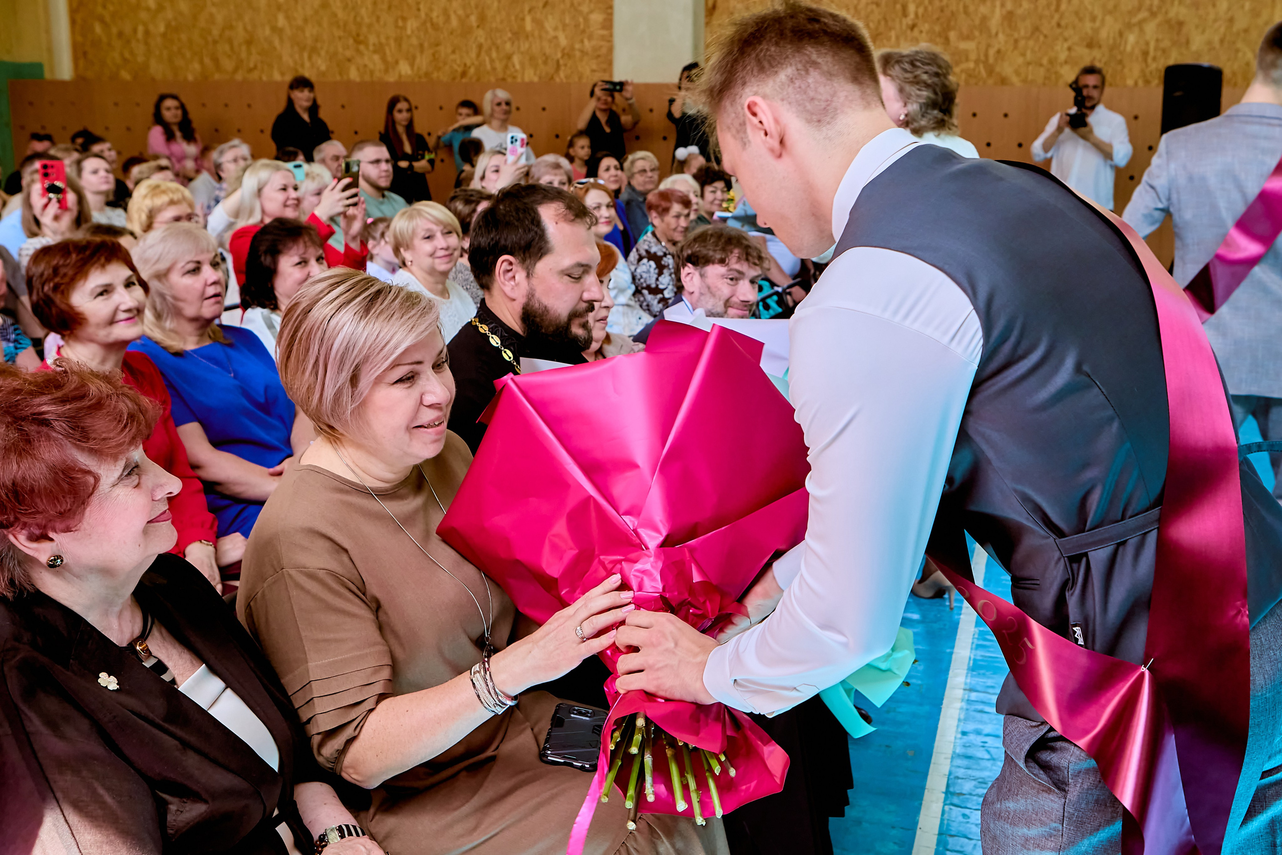 Праздничная атмосфера и светлая надежда в глазах выпускников, фото Николая Голованова, г. Дзержинск.