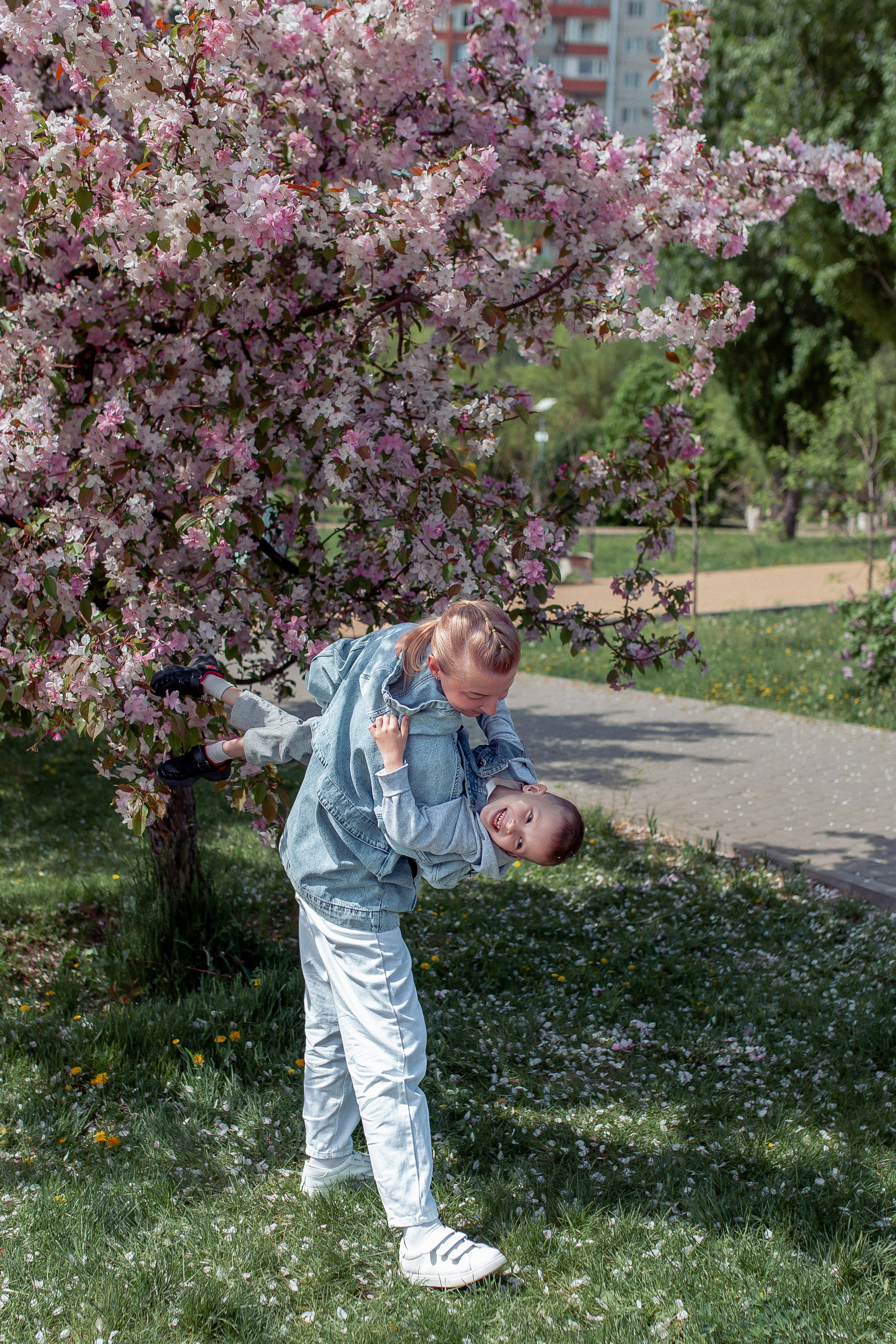 Семья Марии и Антона в весеннем цветении. Фотограф в Волгограде Норченко Светлана