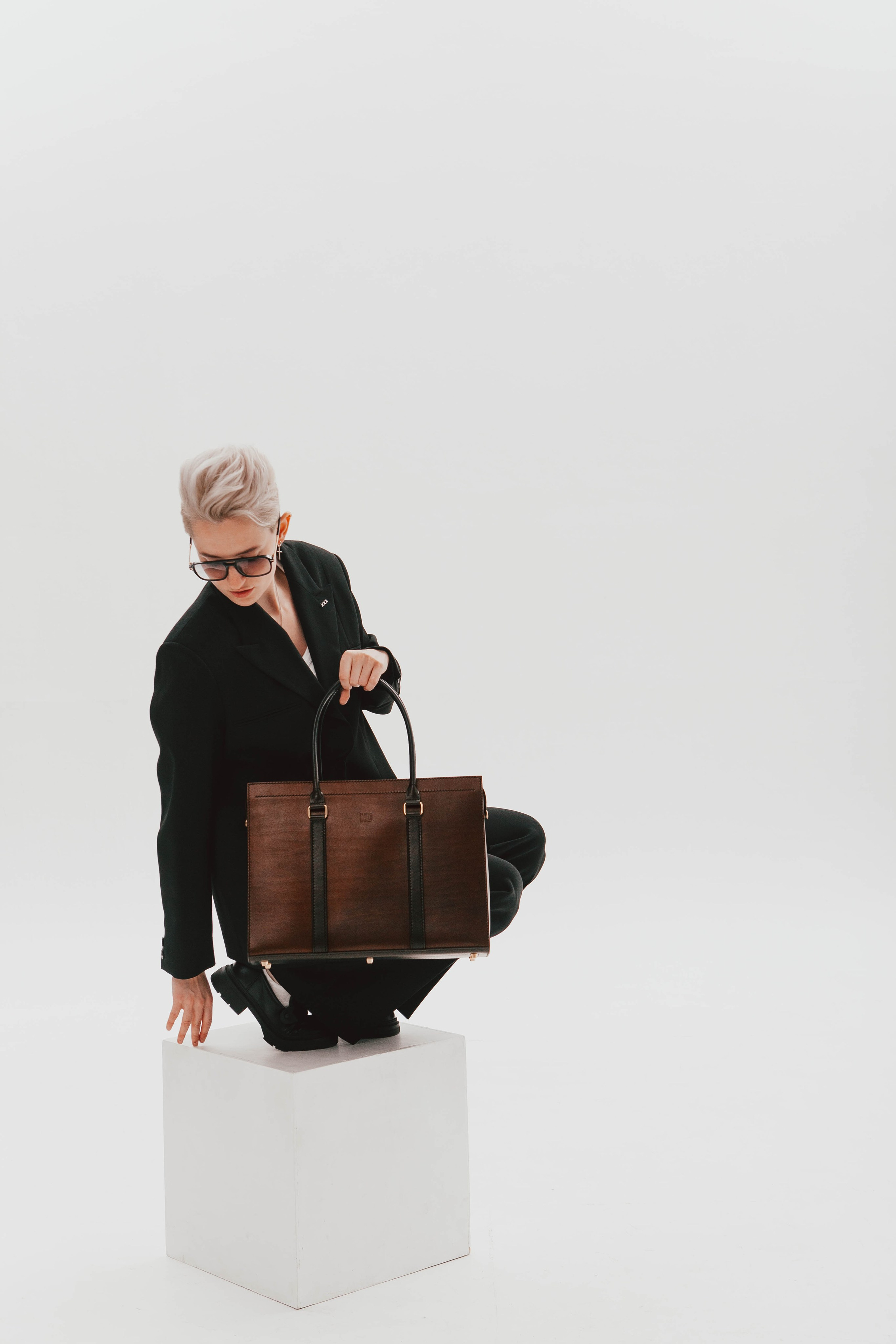 Анна Гречаная и изделие Дана Настаса 💼. Фотограф Ольга Крукле