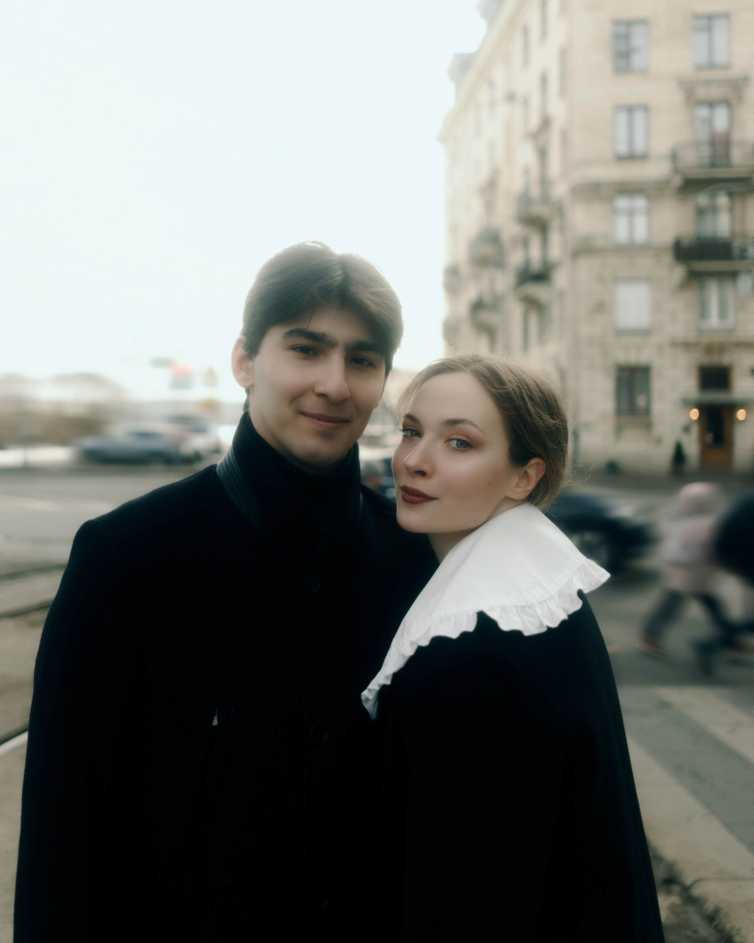Крупный портрет пары на улице в Санкт-Петербурге, авторская love story фотосессия с мягким светом и глубокой эмоциональностью как кадр из фильма