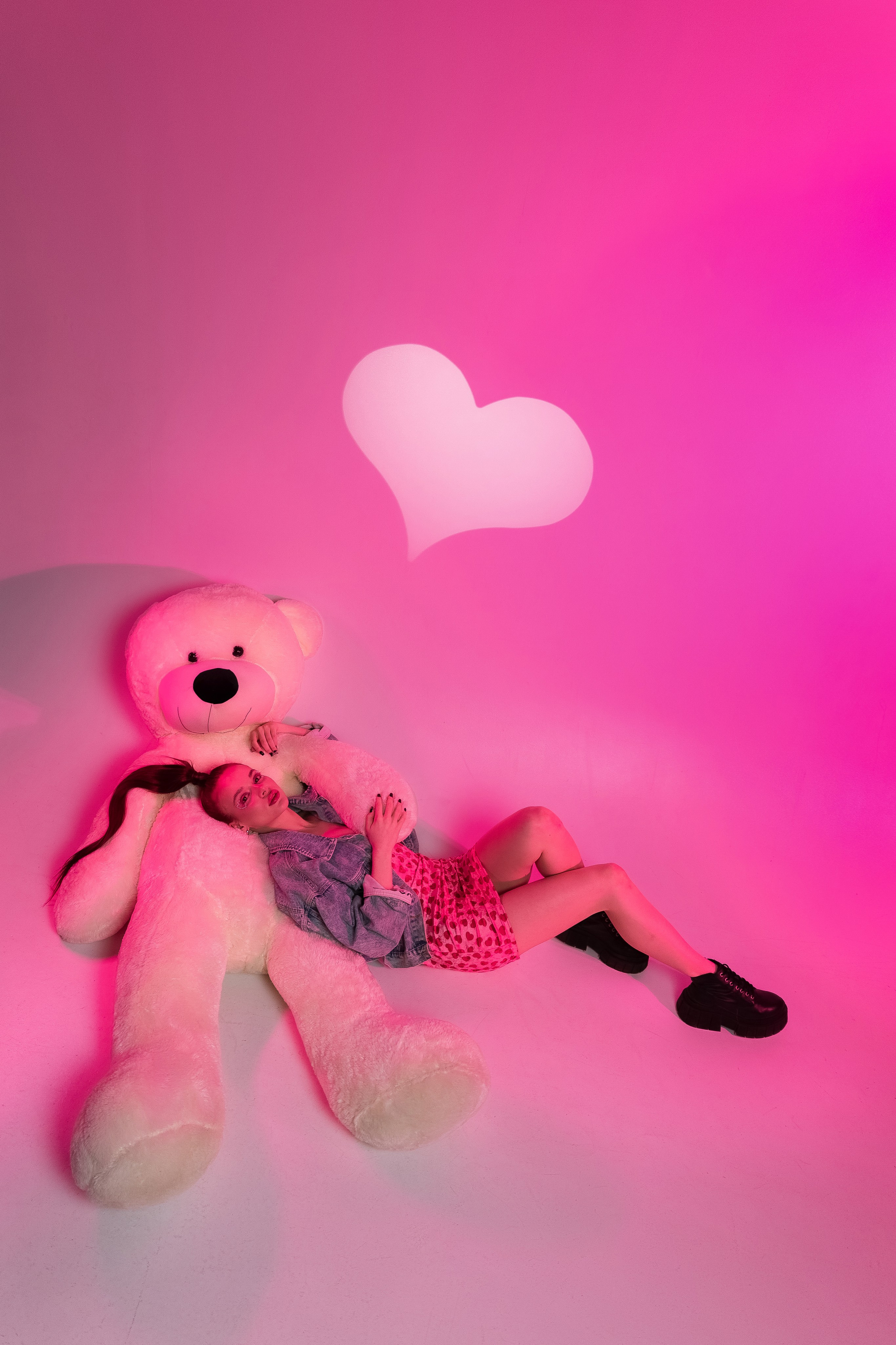 идея фотосессия на 14 февраля, день всех влюблённых, цветной свет, маски габо, 14 февраля, ростовой медведь