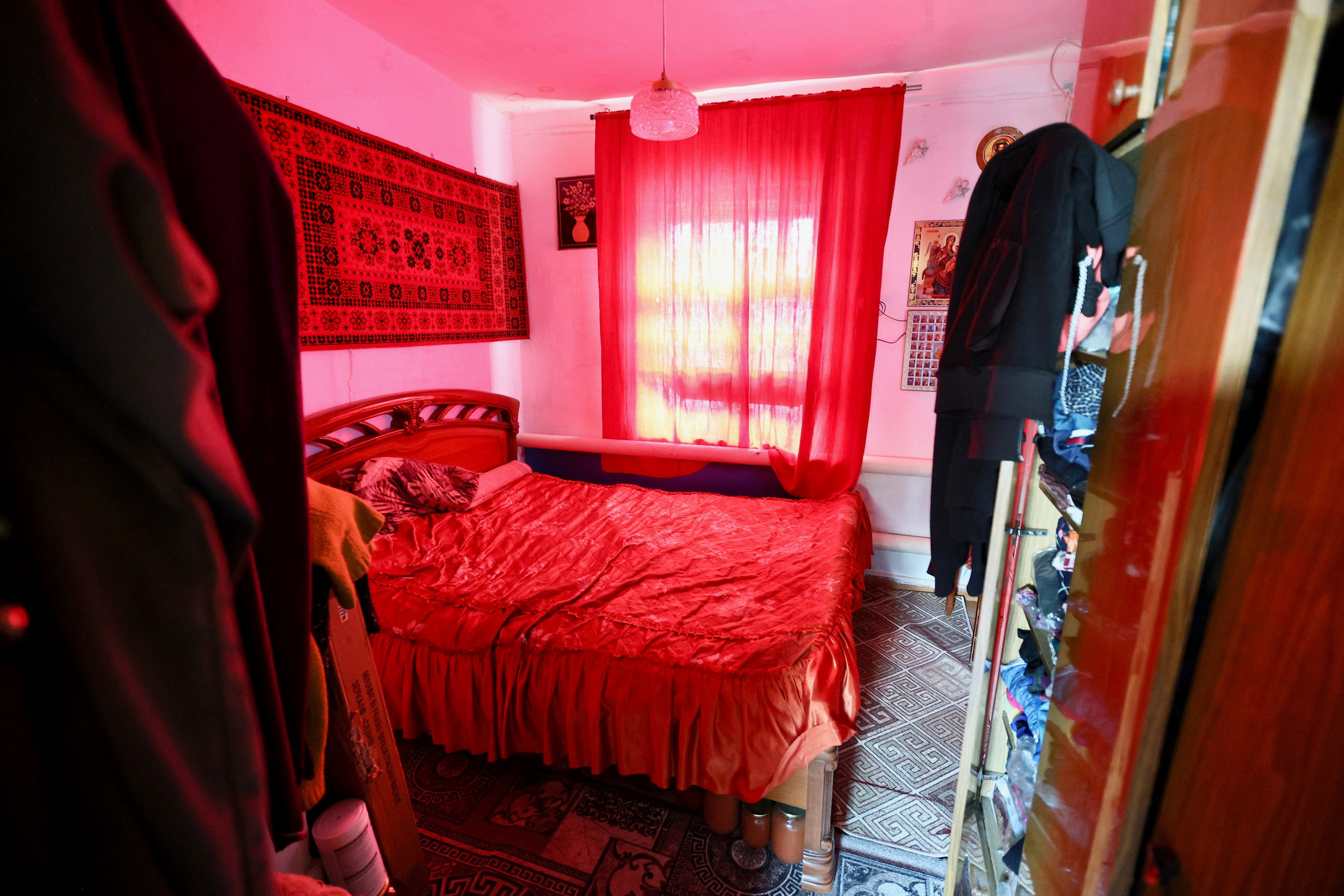 Людмила Владимировна. Хозяйка маленького дома в окружении многоэтажек. Репортажный фотограф Наталья Лапцевич