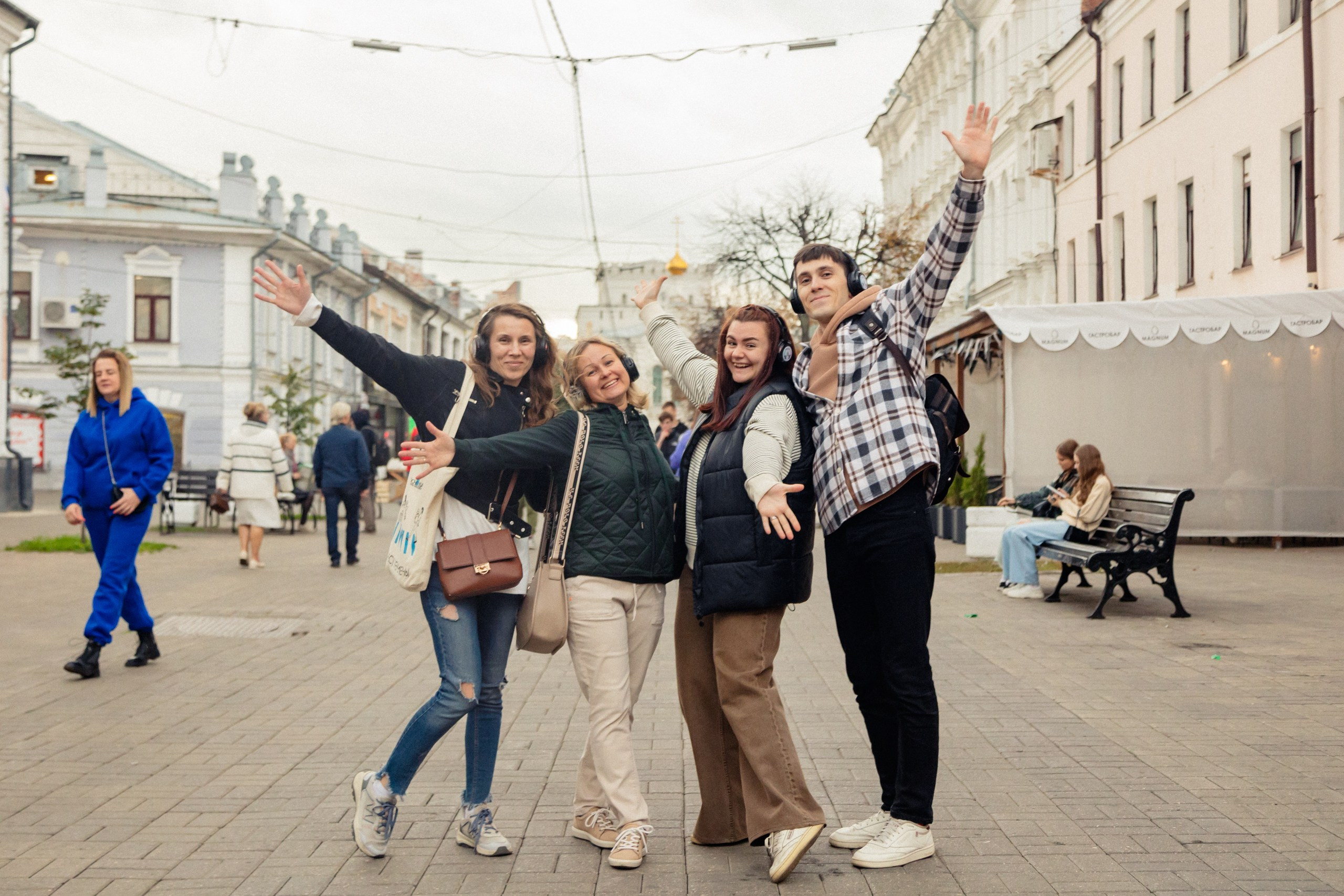 Экскурсия. На каждом снимке всегда два человека: фотограф и зритель
