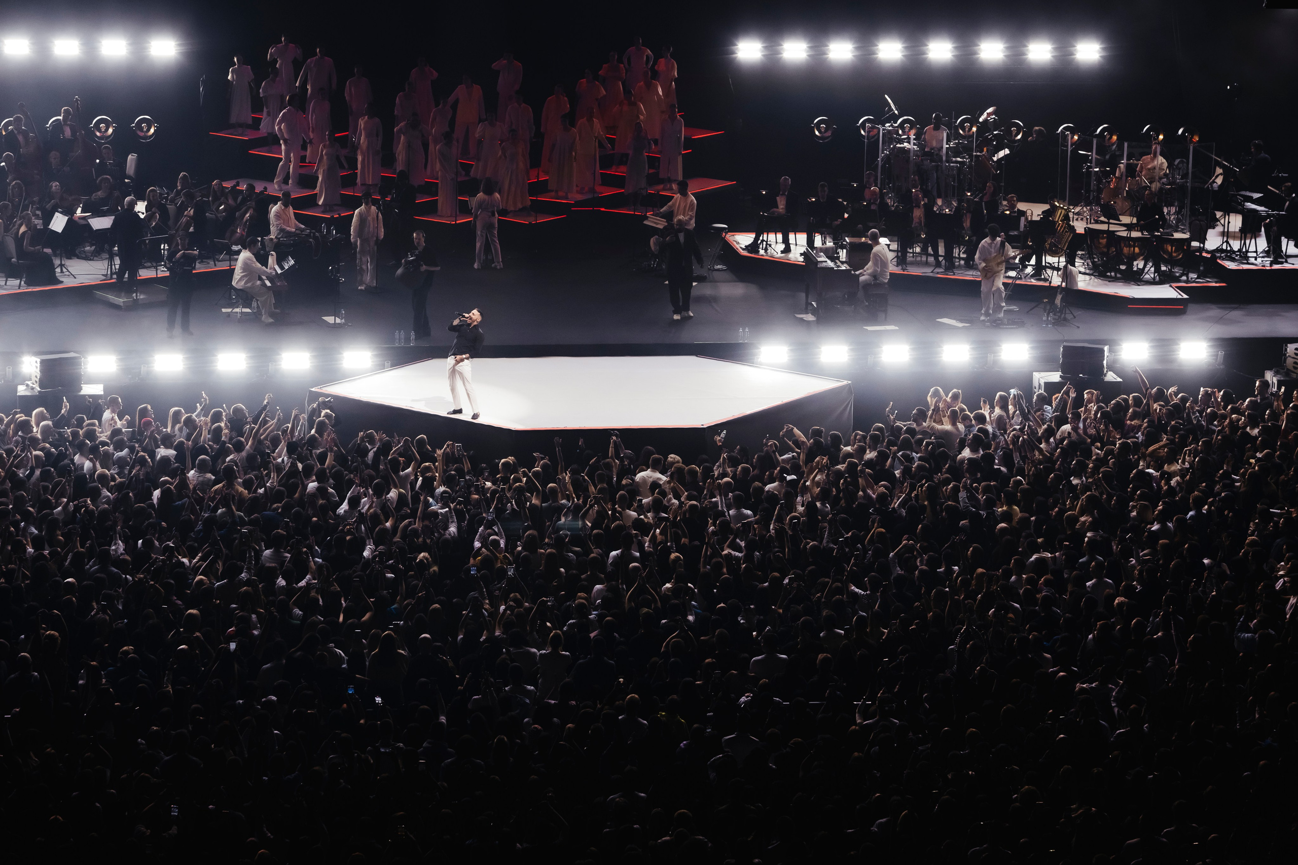 Концерт L’ONE с хором и симфоническим оркестром в Live Арене 19 октября 2025. Репортажный, event, концертный и backstage фотограф из Москвы Виталий Кривцов