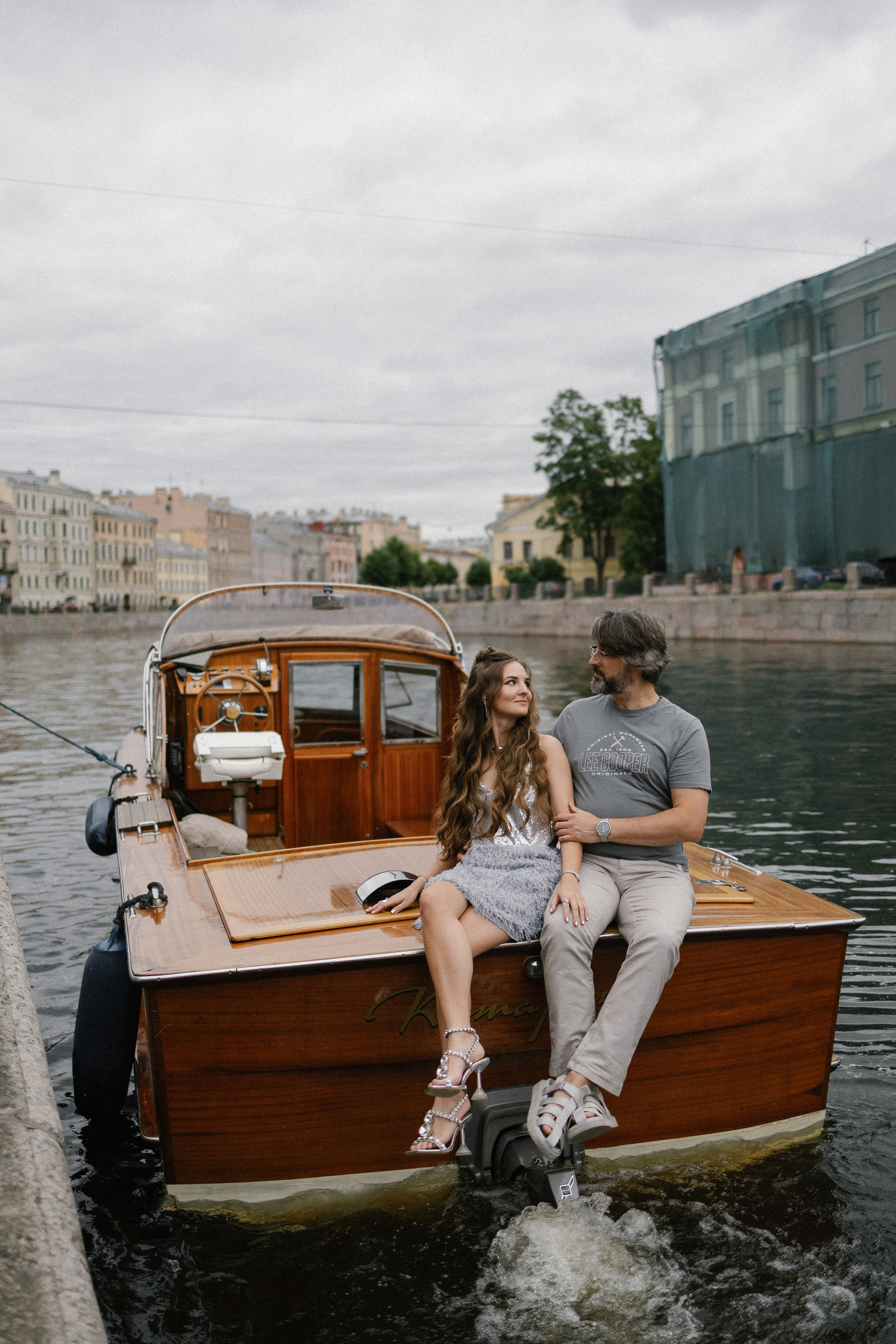Прогулка на венецианском катере. Свадебный фотограф в Санкт-Петербурге Ксения Кобышева