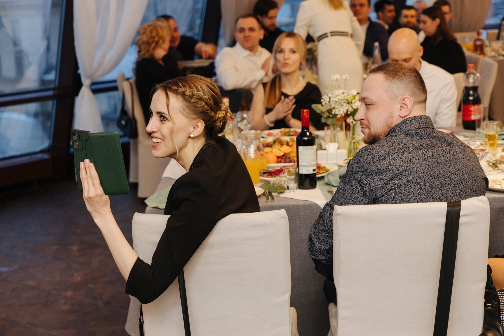 где купить свадебный букет, какой подарок подарить на свадьбу, свадебное платье где купить спб, свадебный салон, актуальные свадебные платья 2025, костюм для жениха, какой ресторан выбрать спб, отель для свадьбы