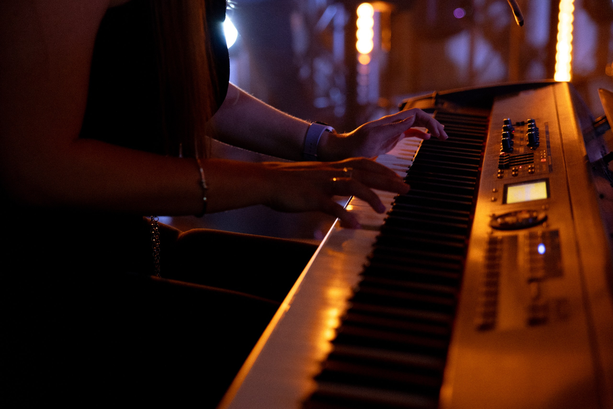 Здравствуйте! Я свадебный фотограф из Ульяновска, работаю в том числе по всей России и с выездом за границу. Снимаю свадьбы, lovestory, корпоративы, светский репортаж. Провожу обучение по фотографии, мастер-классы и воркшопы для других фотографов.