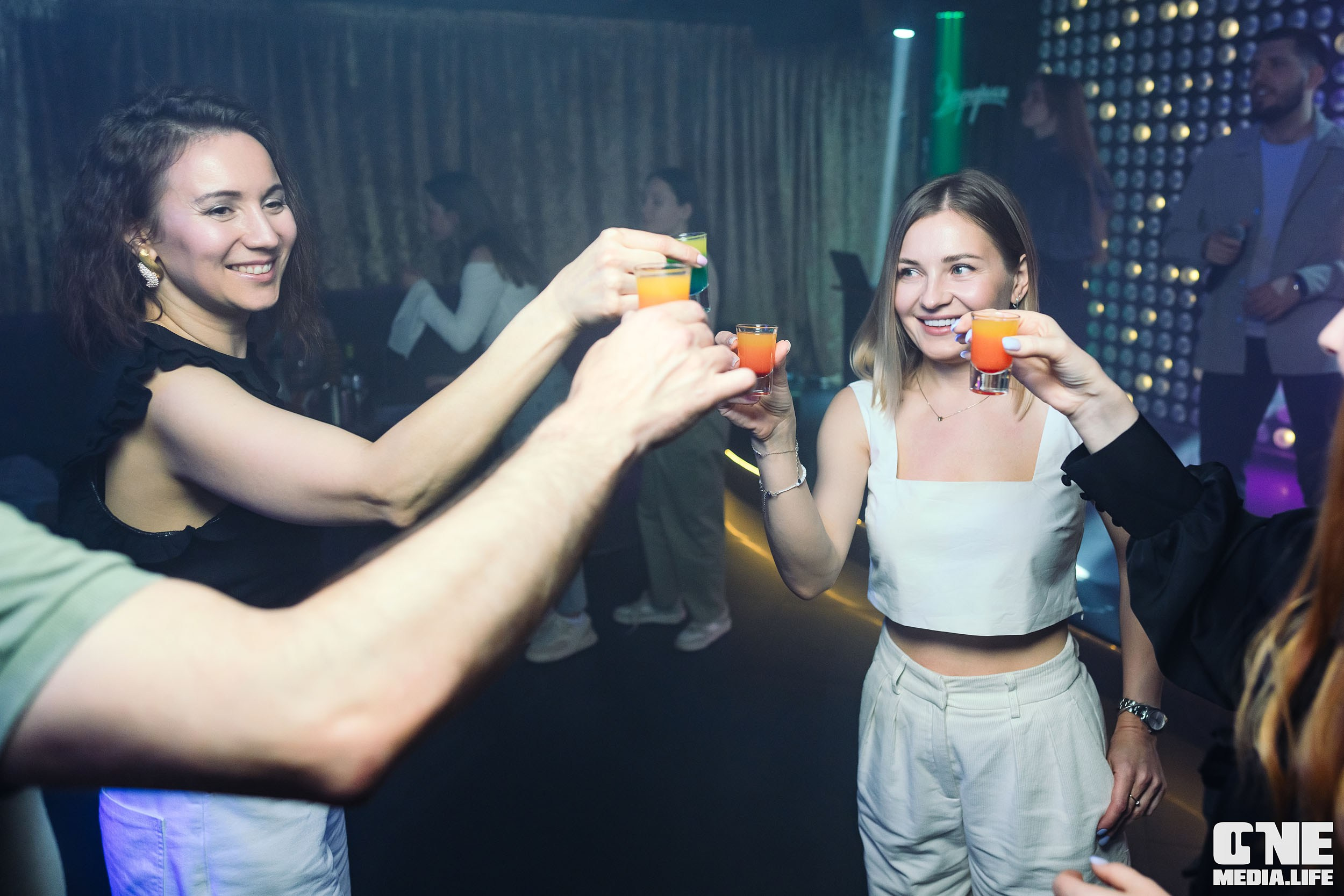 Субботняя вечеринка в караоке-клубе Эйфория. One Media Life: фоторепортажи, фотоотчеты с мероприятий и заведений