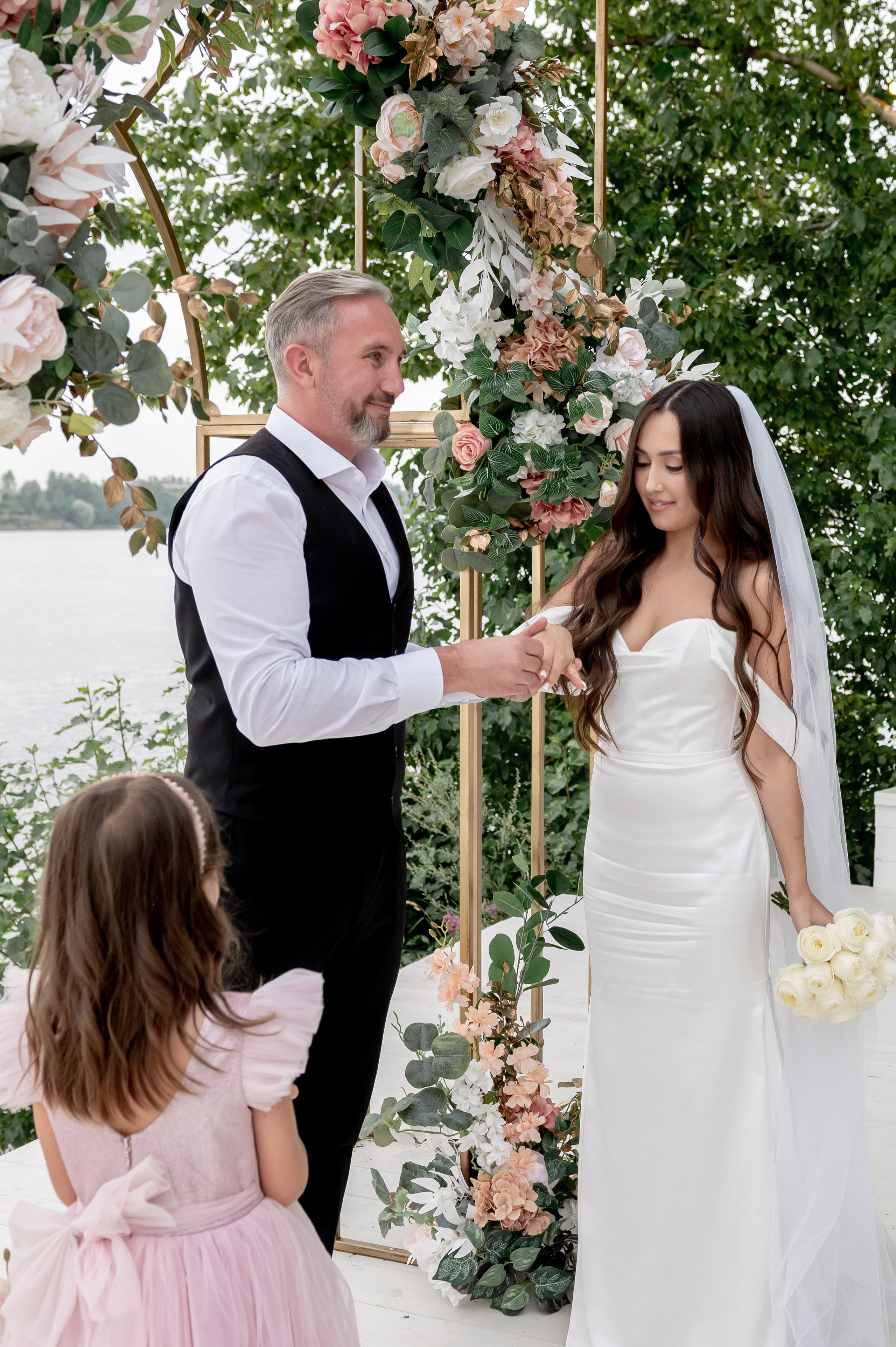 Классическая свадебная фотосессия Аины и Антона по самым красивым местам для свадебной прогулки в Санкт-Петербурге. Портретный, семейный и свадебный фотограф в Санкт-Петербурге и в Пушкине Ширяев Денис