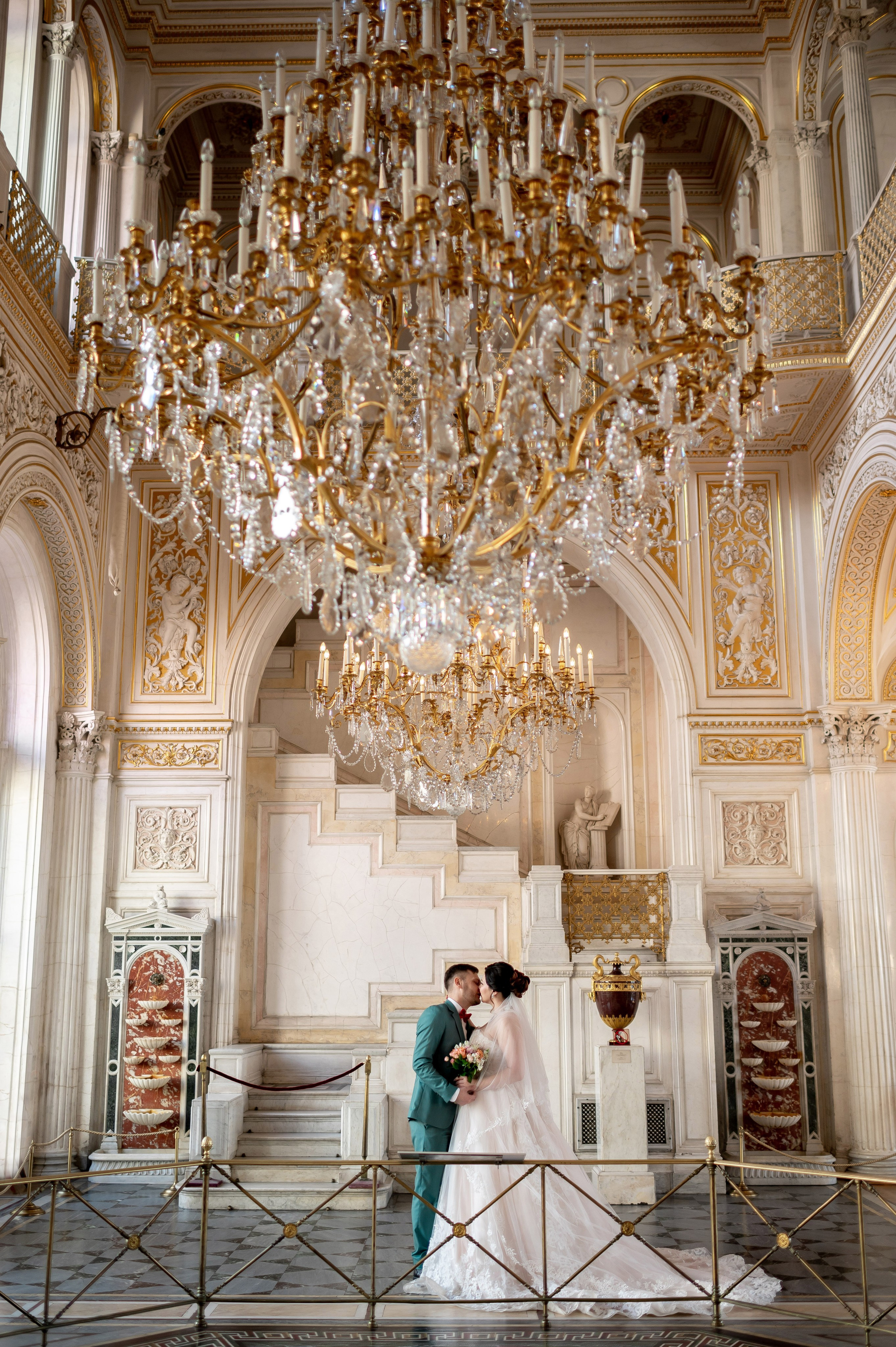Самая красивая свадебная фотосессия в Эрмитаже. Лучшие свадебные фотографии в Эрмитажа. Портретный, семейный и свадебный фотограф в Санкт-Петербурге и в Пушкине Ширяев Денис