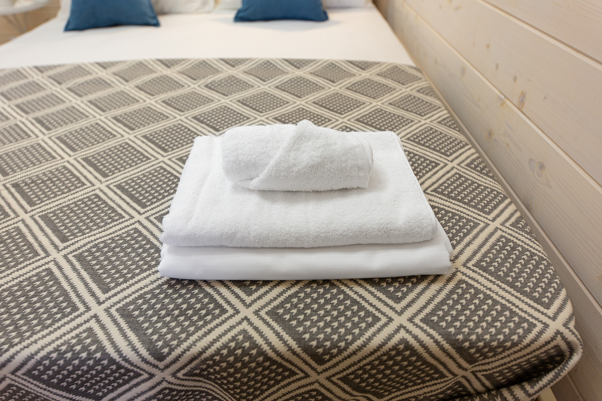 Renatphoto-интерьерный фотограф объектов недвижимости в краснодарском крае. Профессиональная фотосъёмка интерьеров, предметная фотосессия еды для меню г. Анапа