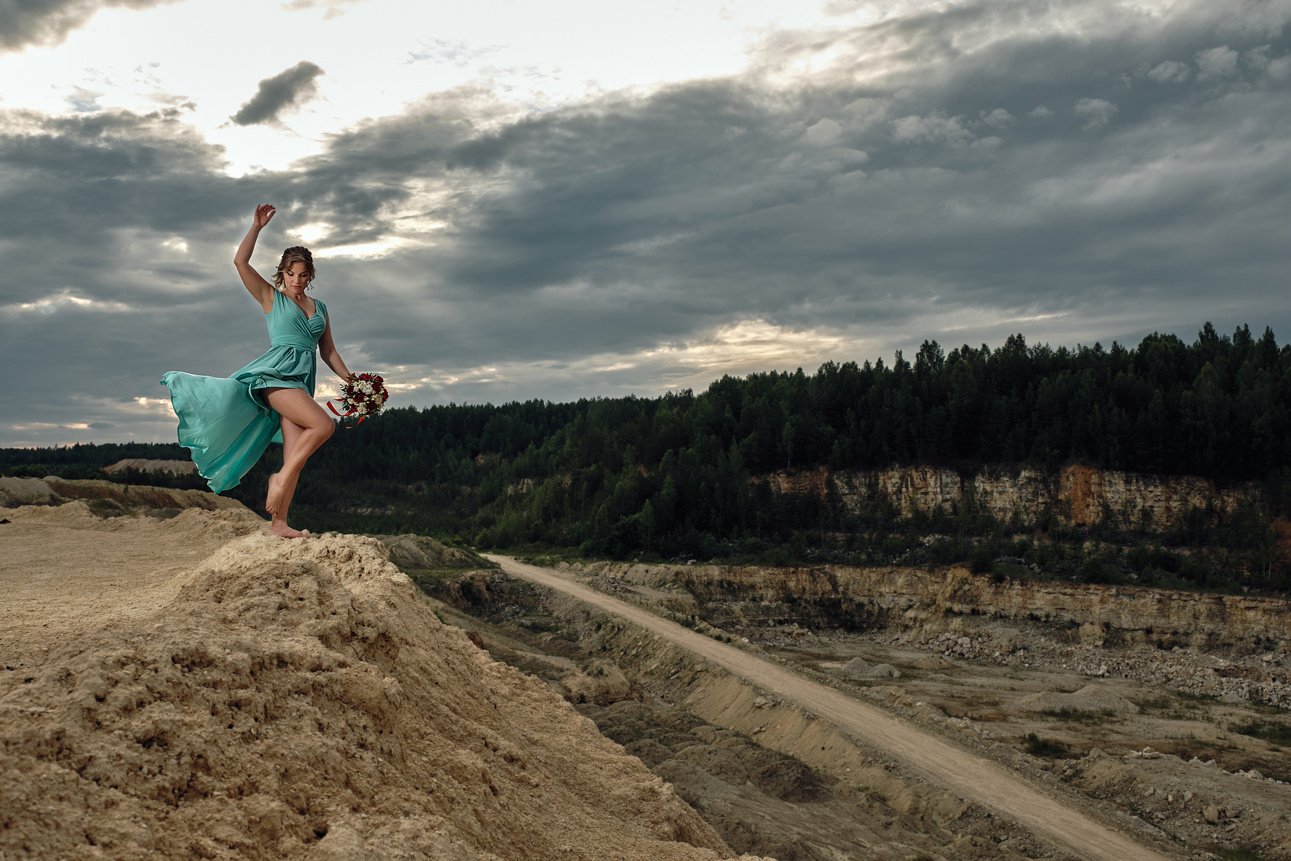 Девушка в шикарном платье в Дюкинском карьере