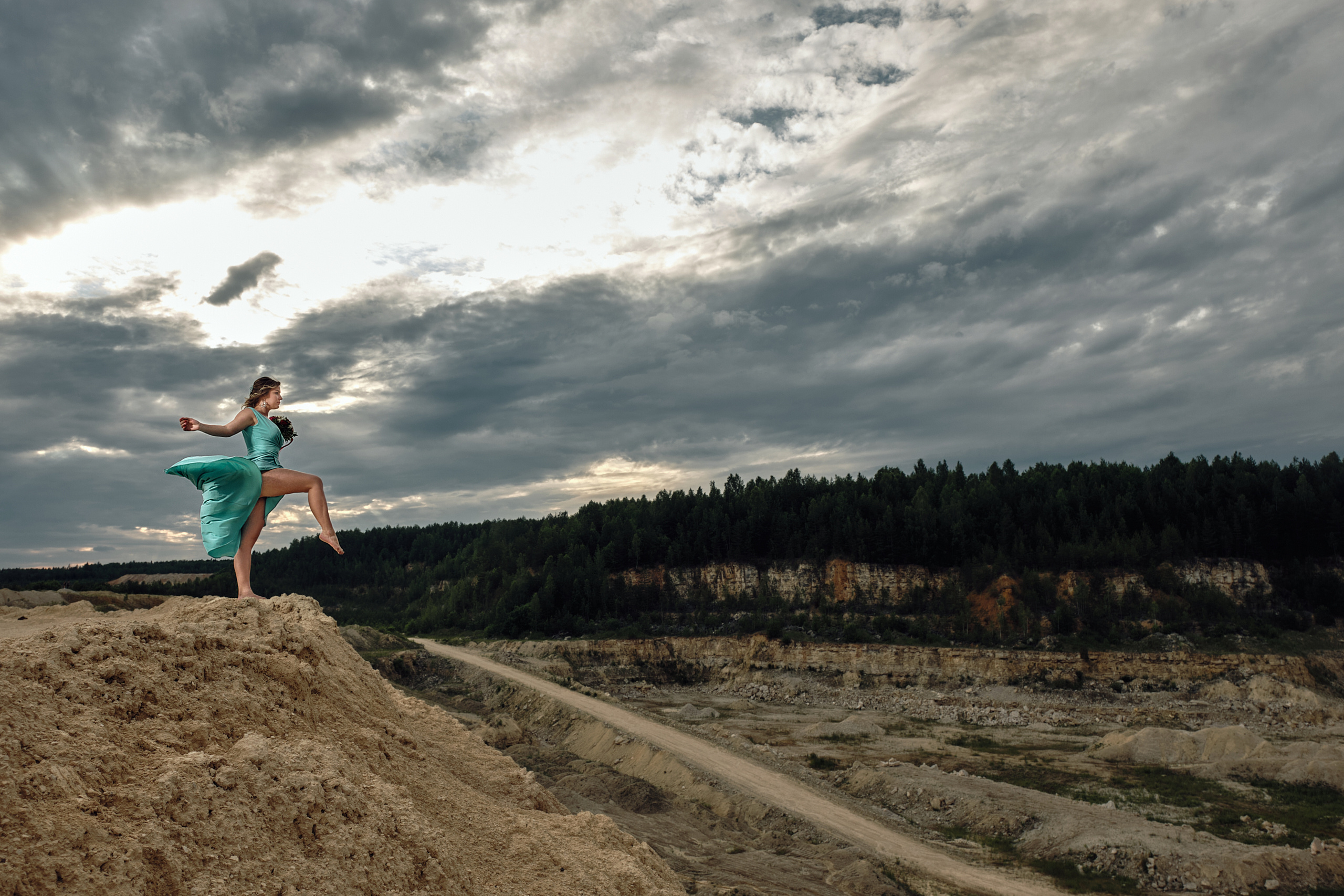 Девушка в шикарном платье в Дюкинском карьере