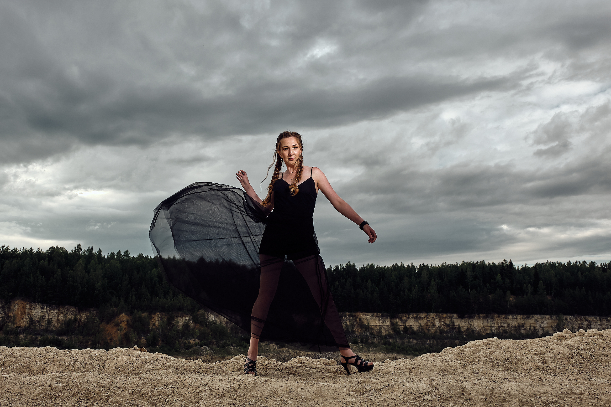 Девушка в шикарном платье в Дюкинском карьере