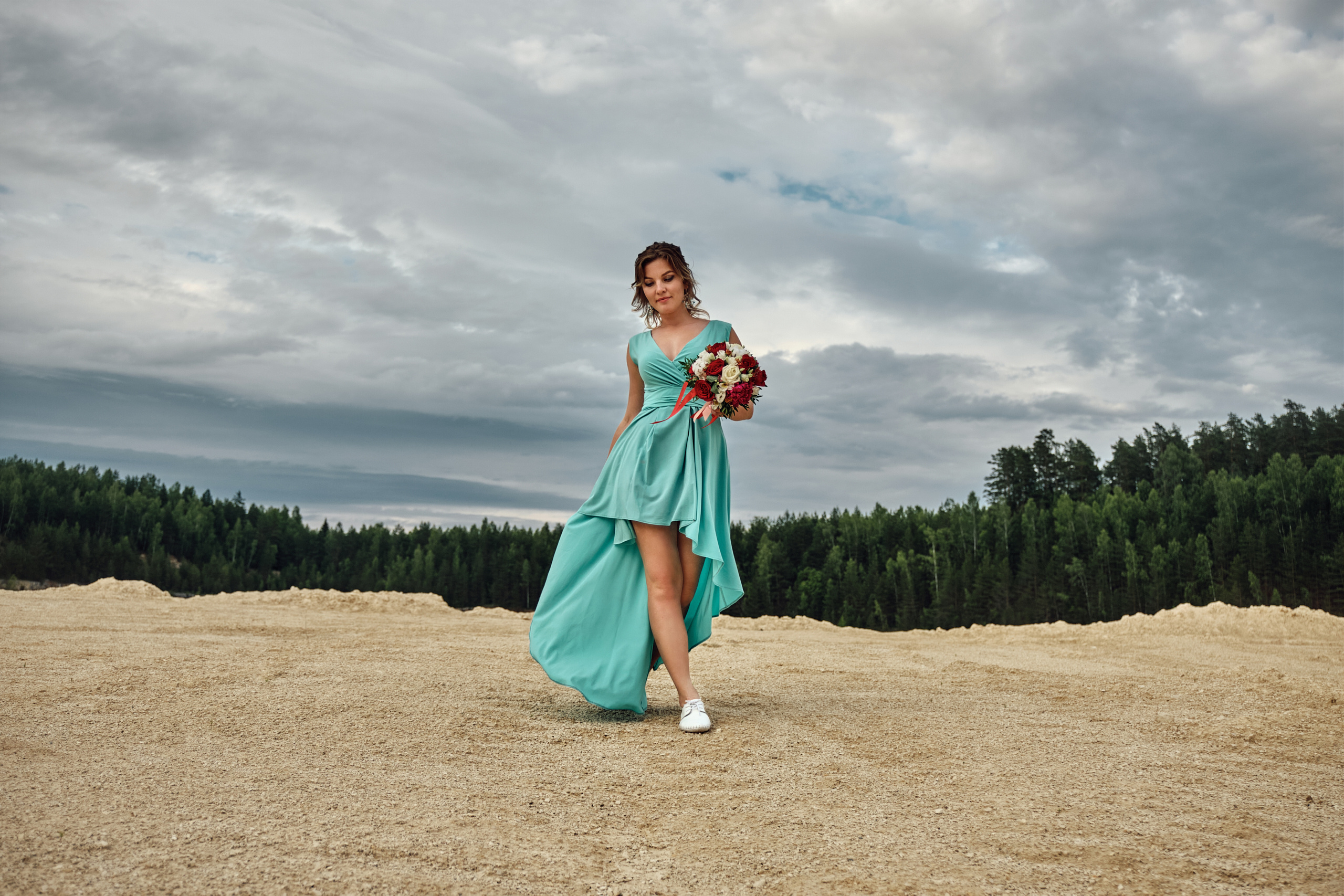 Девушка в шикарном платье в Дюкинском карьере