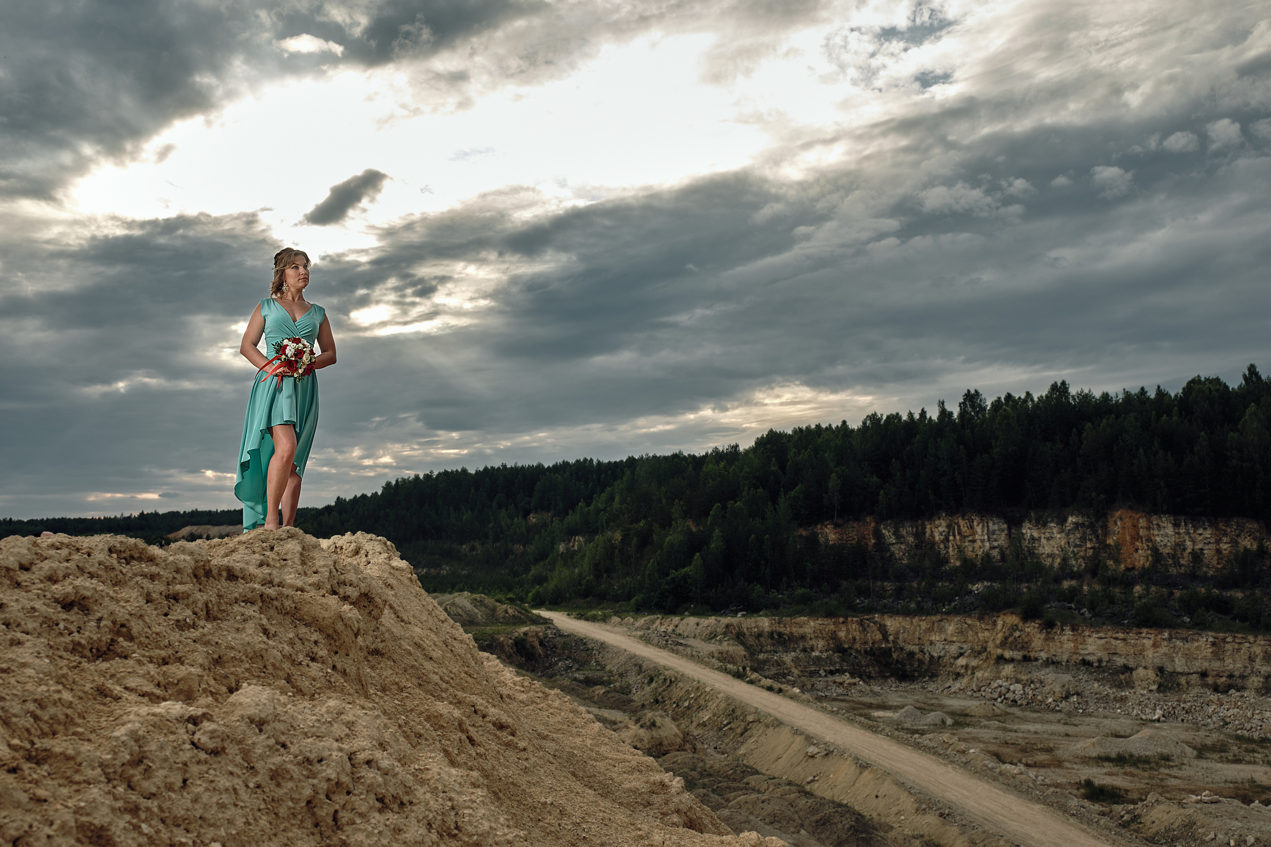 Девушка в шикарном платье в Дюкинском карьере