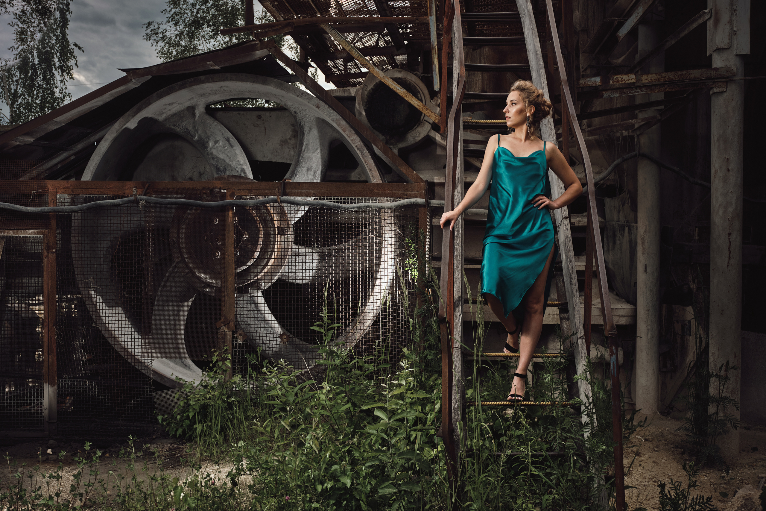 Девушка в шикарном платье в Дюкинском карьере на каменоломне