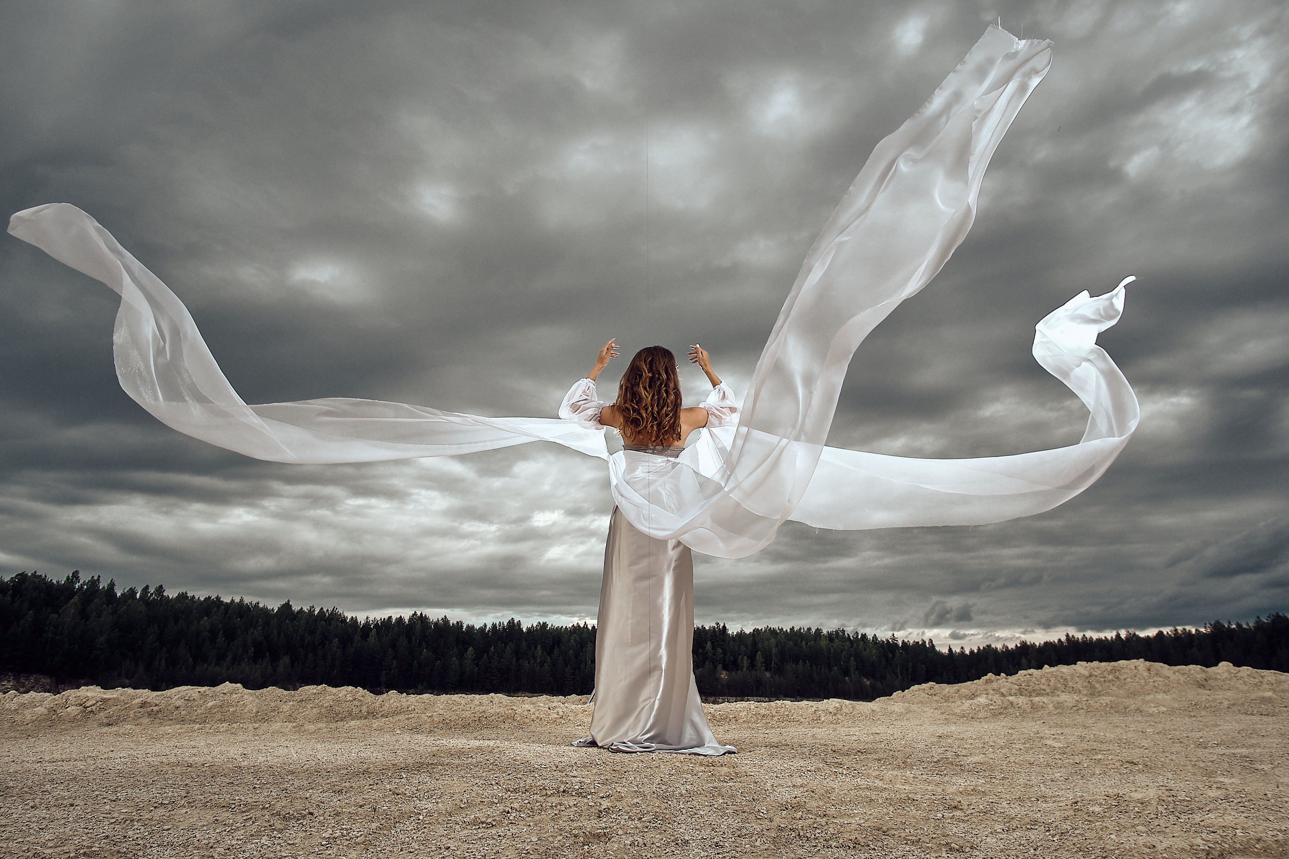 Девушка в шикарном платье в Дюкинском карьере