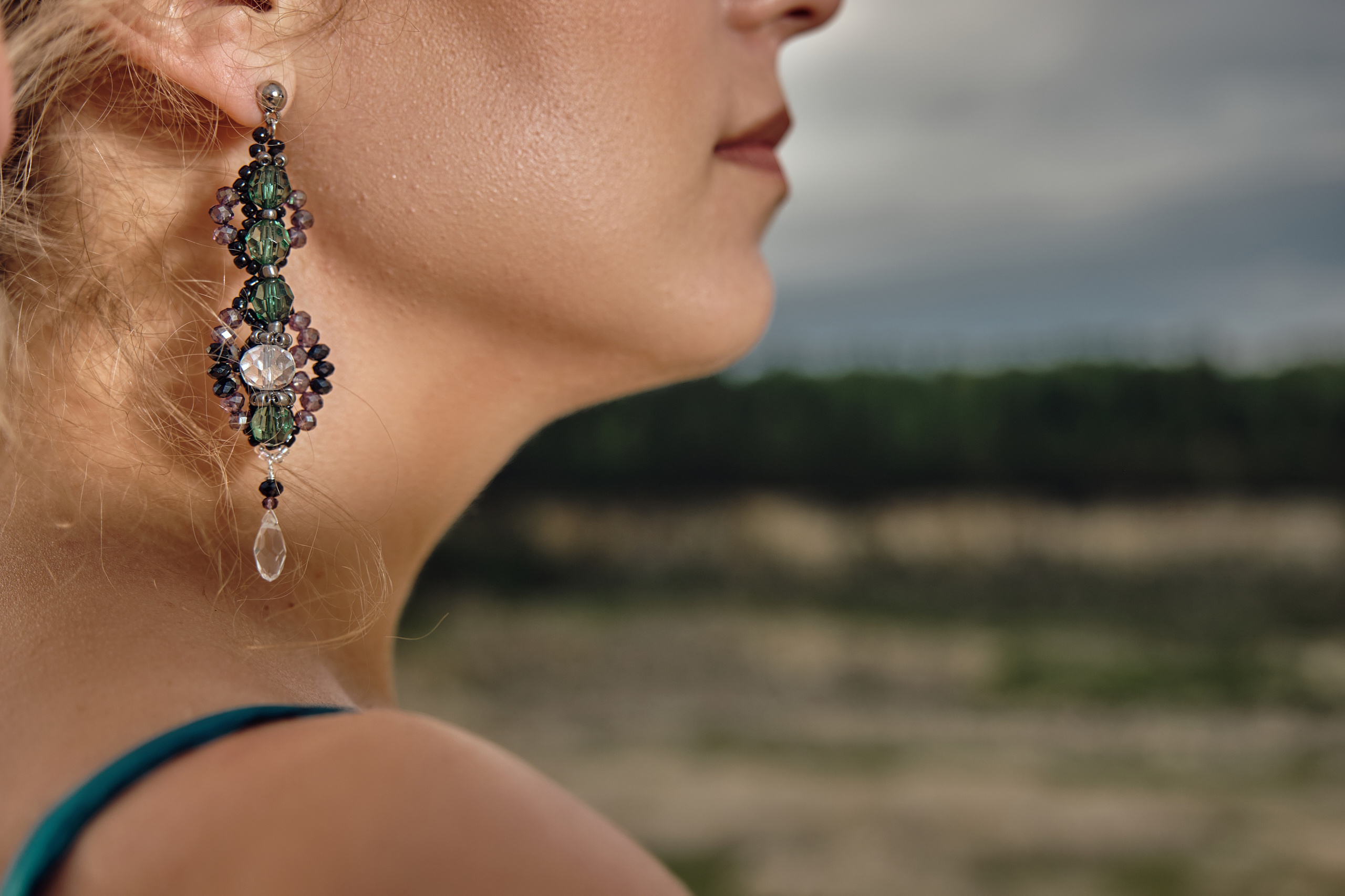 Девушка в шикарном платье в Дюкинском карьере