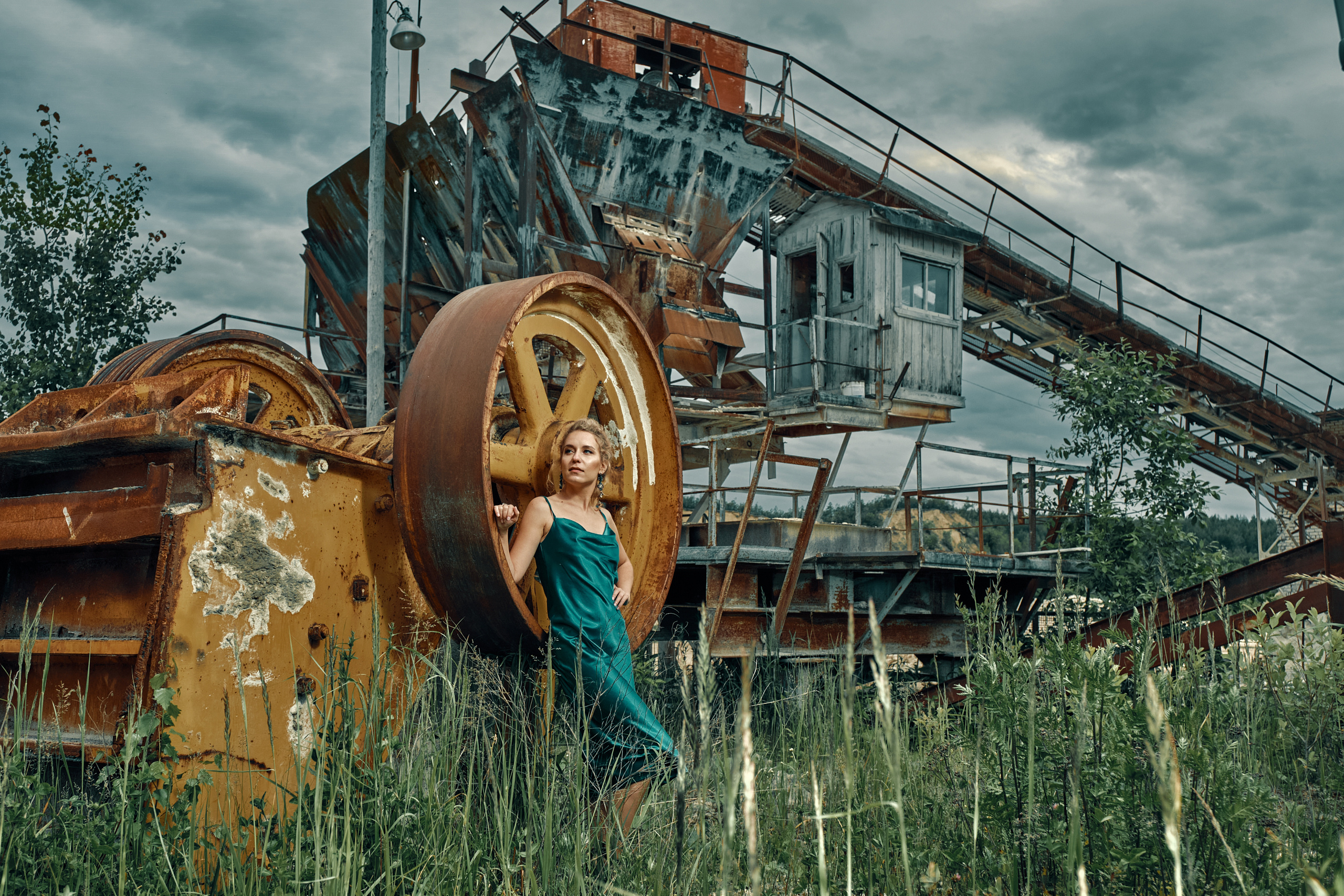 Девушка в шикарном платье в Дюкинском карьере на каменоломне