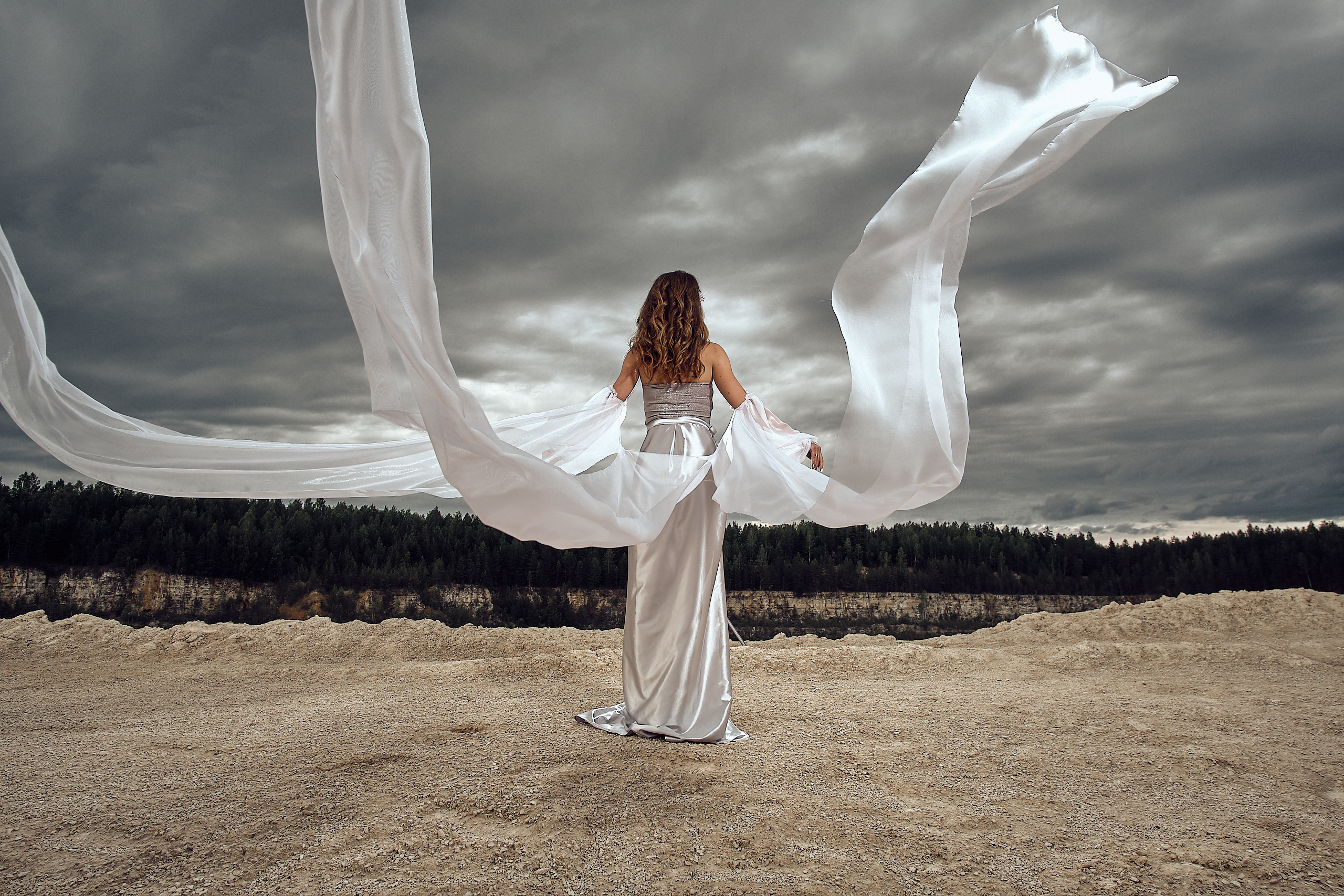 Девушка в шикарном платье в Дюкинском карьере