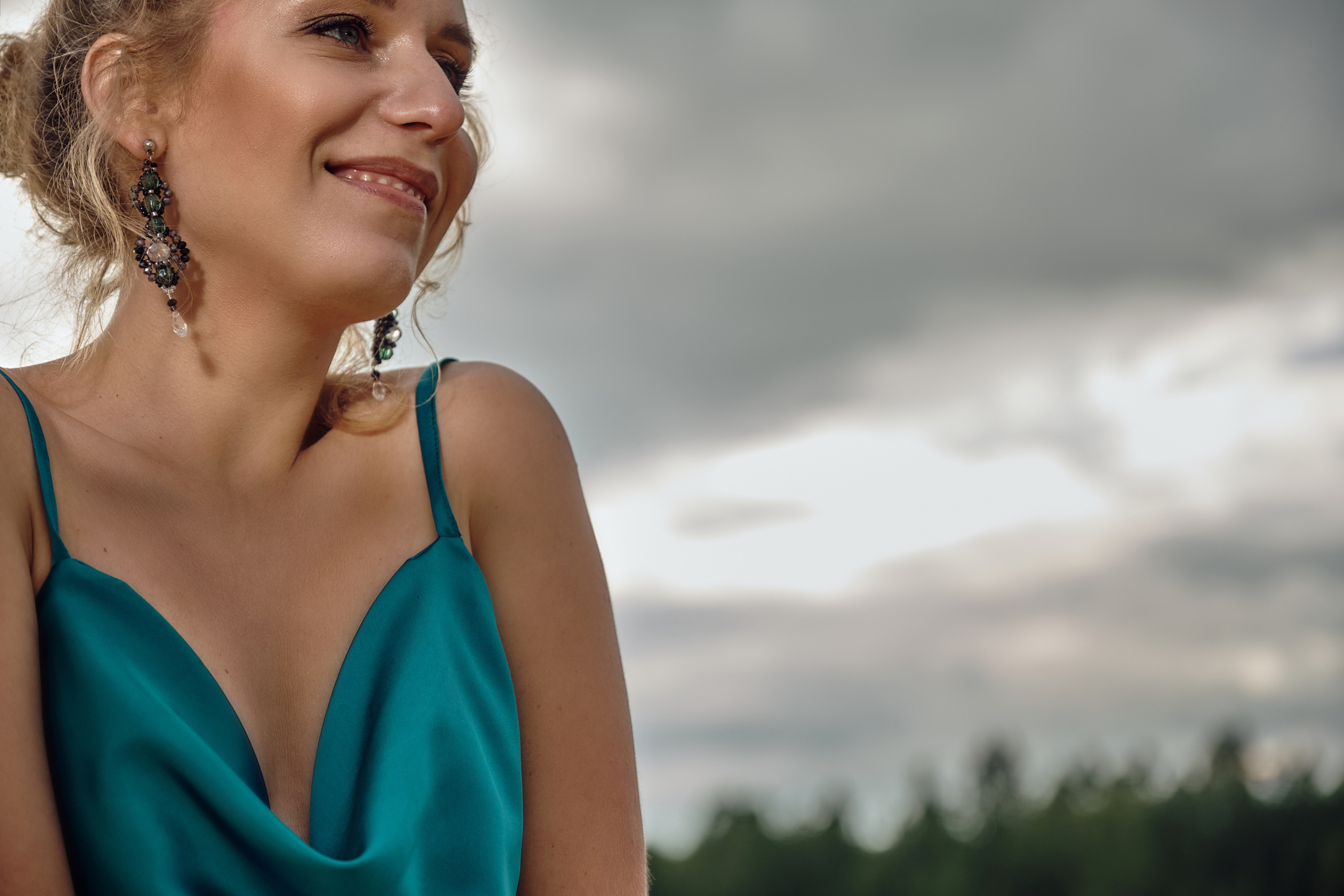 Девушка в шикарном платье в Дюкинском карьере