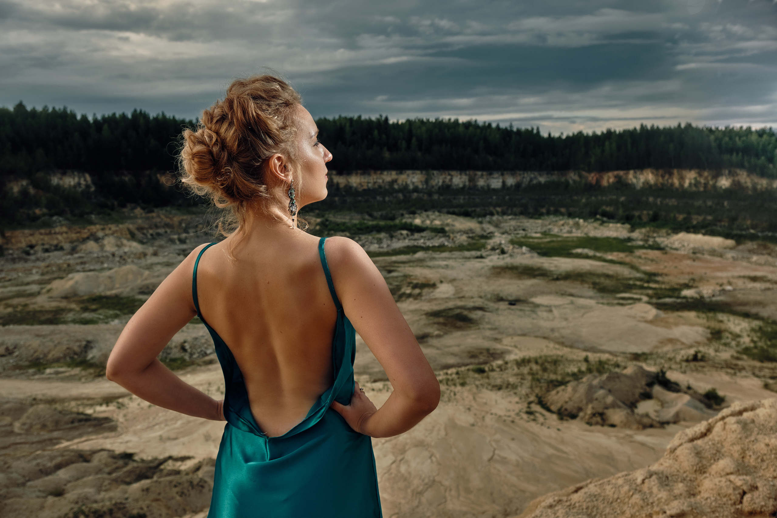 Девушка в шикарном платье в Дюкинском карьере