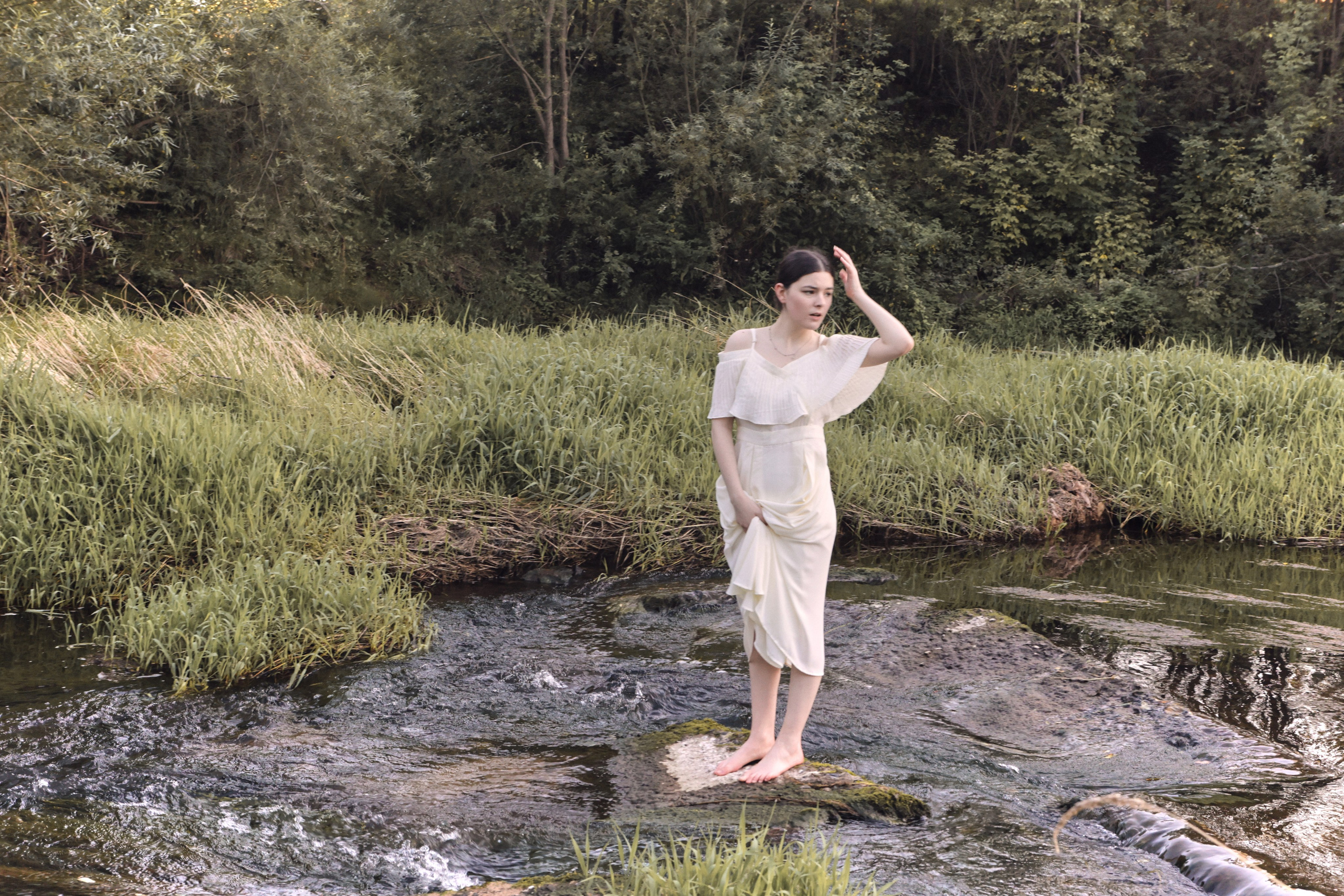 девушка переходит через реку