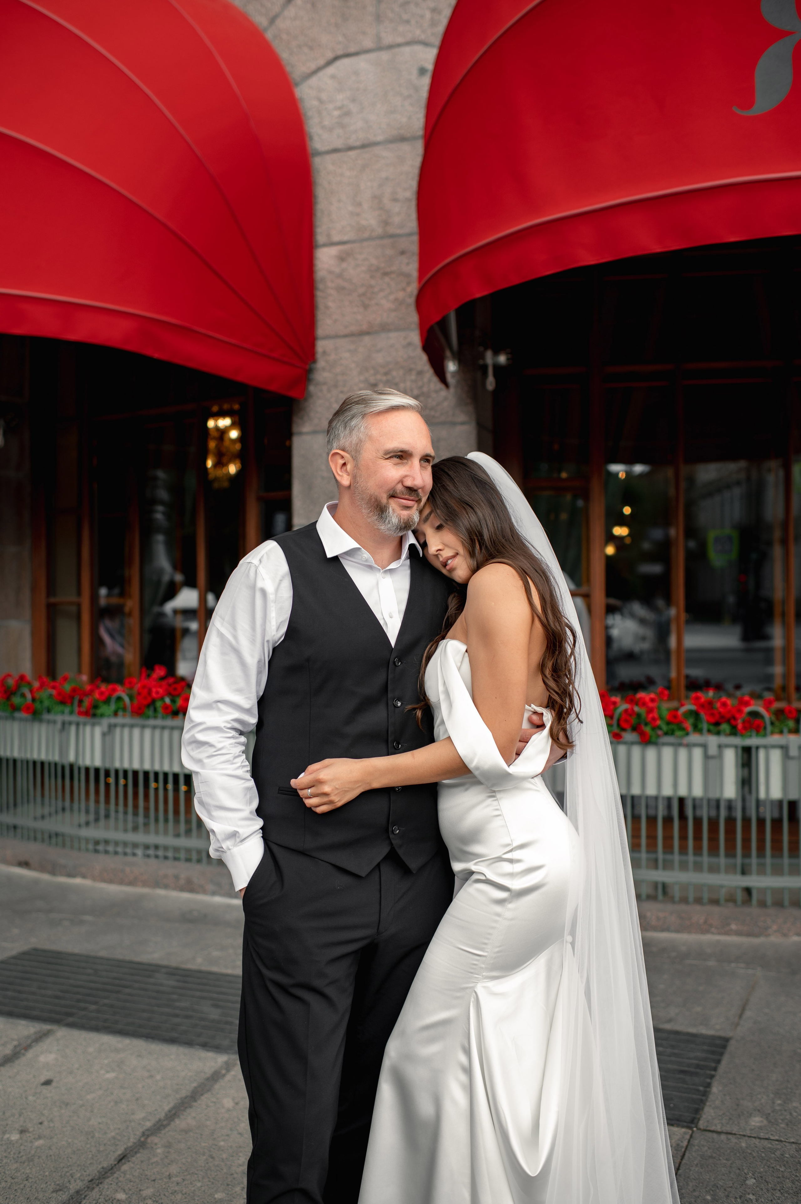 Классическая свадебная фотосессия Аины и Антона по самым красивым местам для свадебной прогулки в Санкт-Петербурге. Портретный, семейный и свадебный фотограф в Санкт-Петербурге и в Пушкине Ширяев Денис