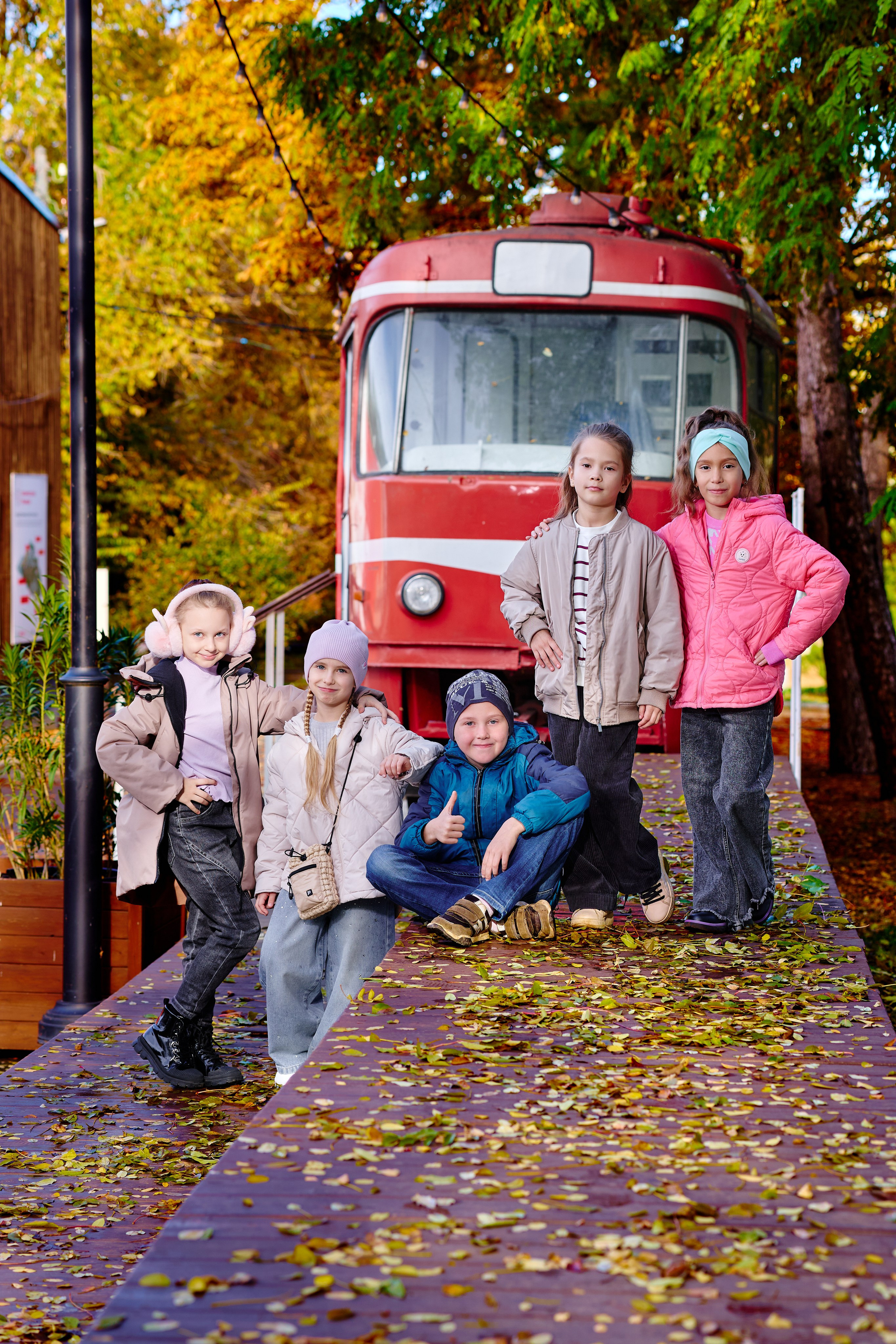 Прогулка в парке классом. Фотограф Выпускные альбомы Таганрог Сергей Коробченко