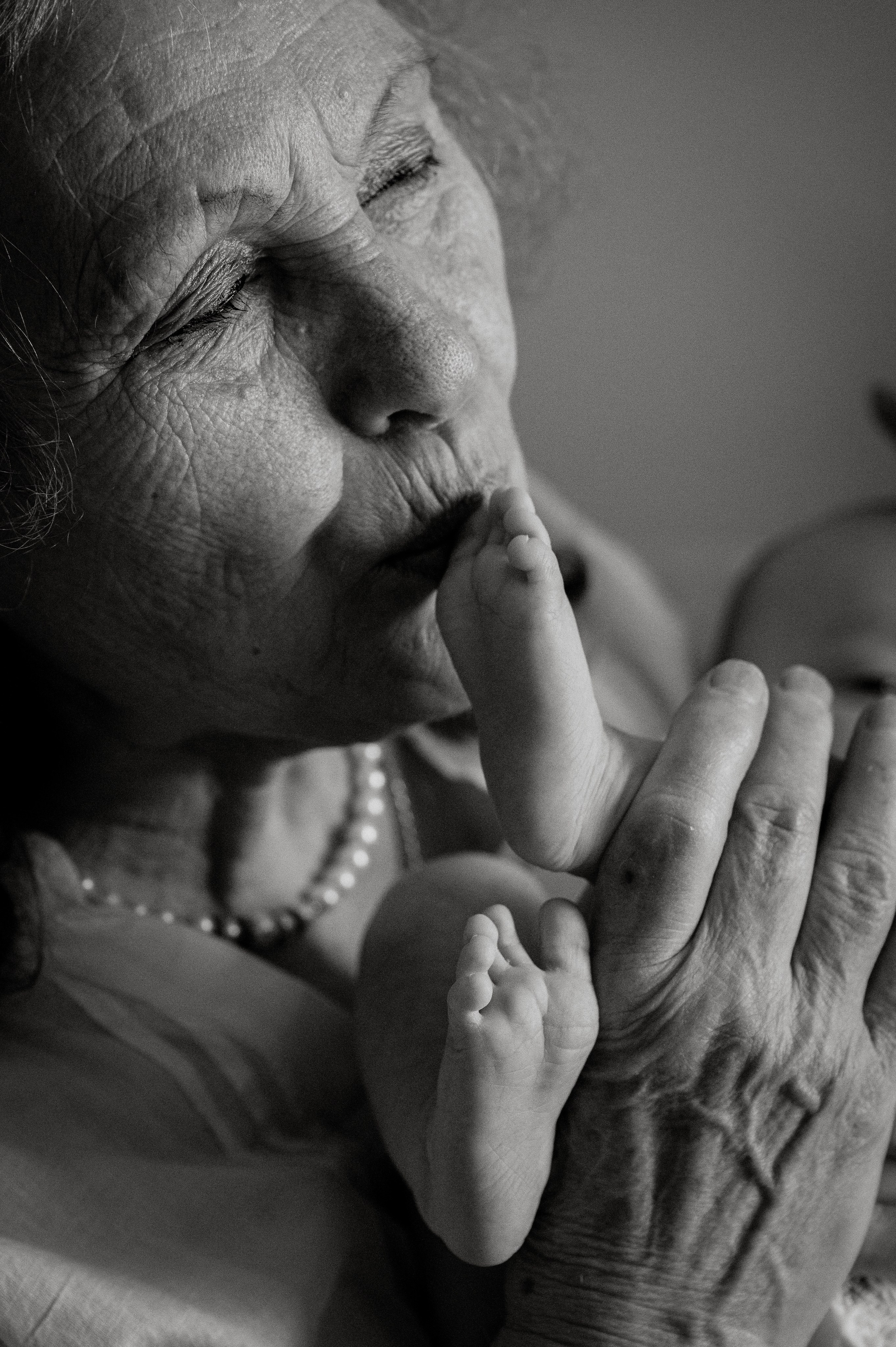 Малышка Зои с мамой и бабушками. Фотограф беременности и семьи, домашние съемки, Ньюборн