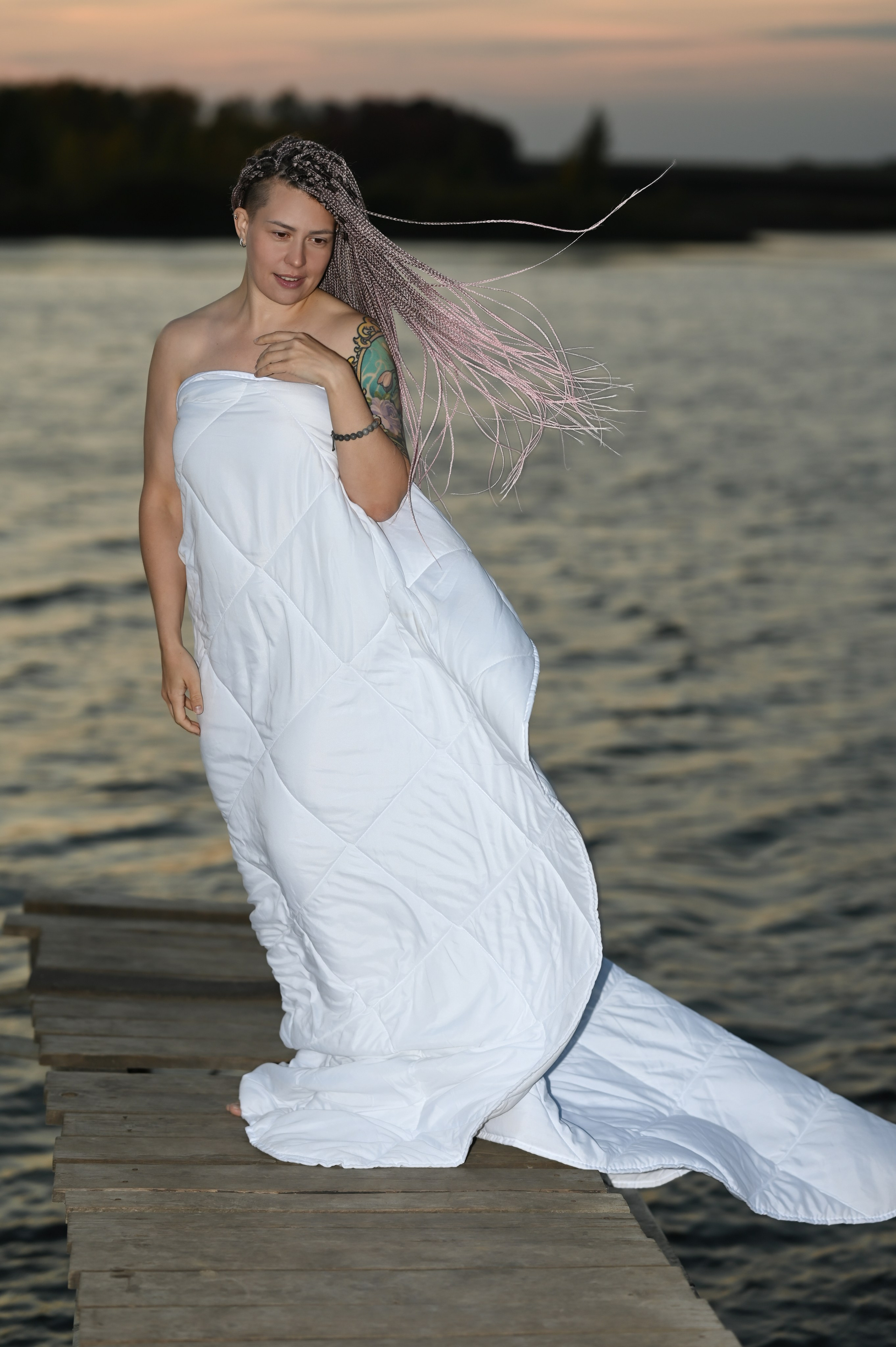 Фотосессия в одеяле на причале