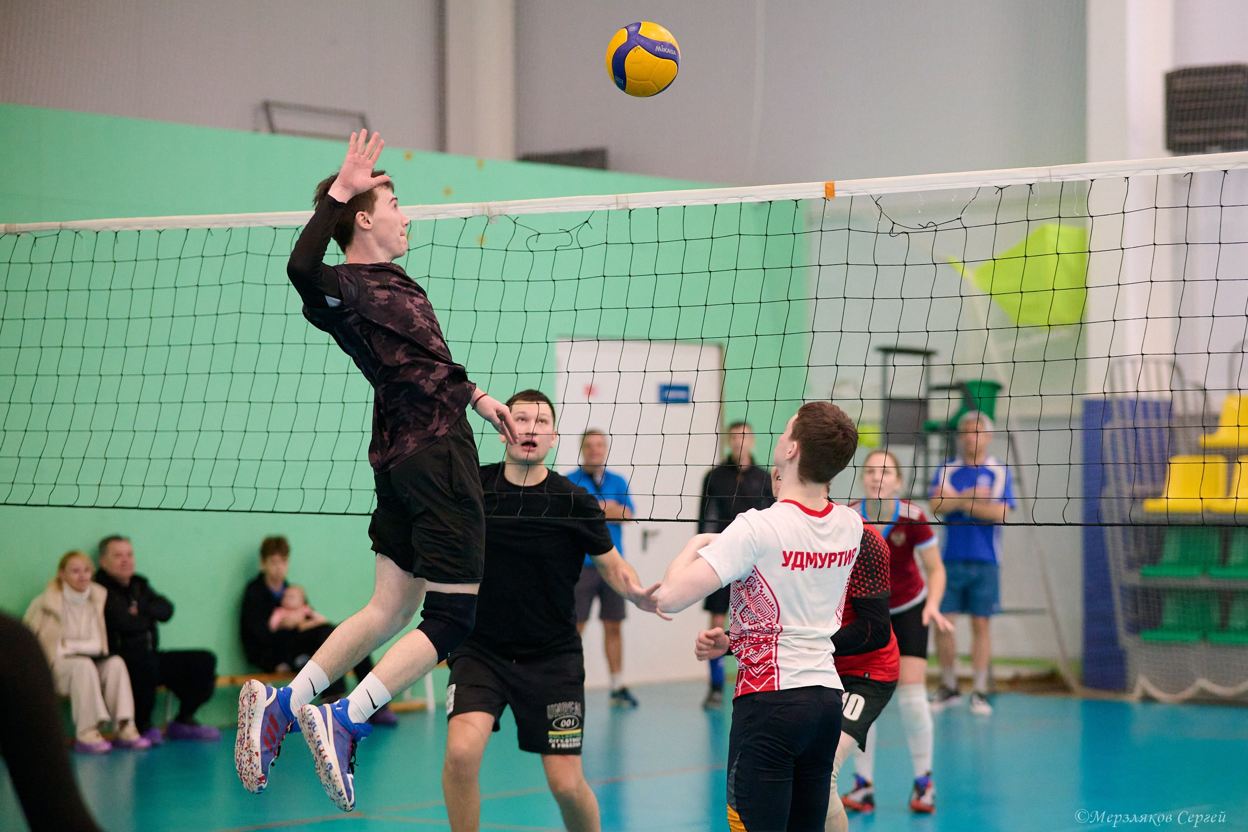 Новогодний волейбольный турнир. Ижевск. 16.12.23. Спортивный репортажный фотограф в Ижевске Сергей Мерзляков