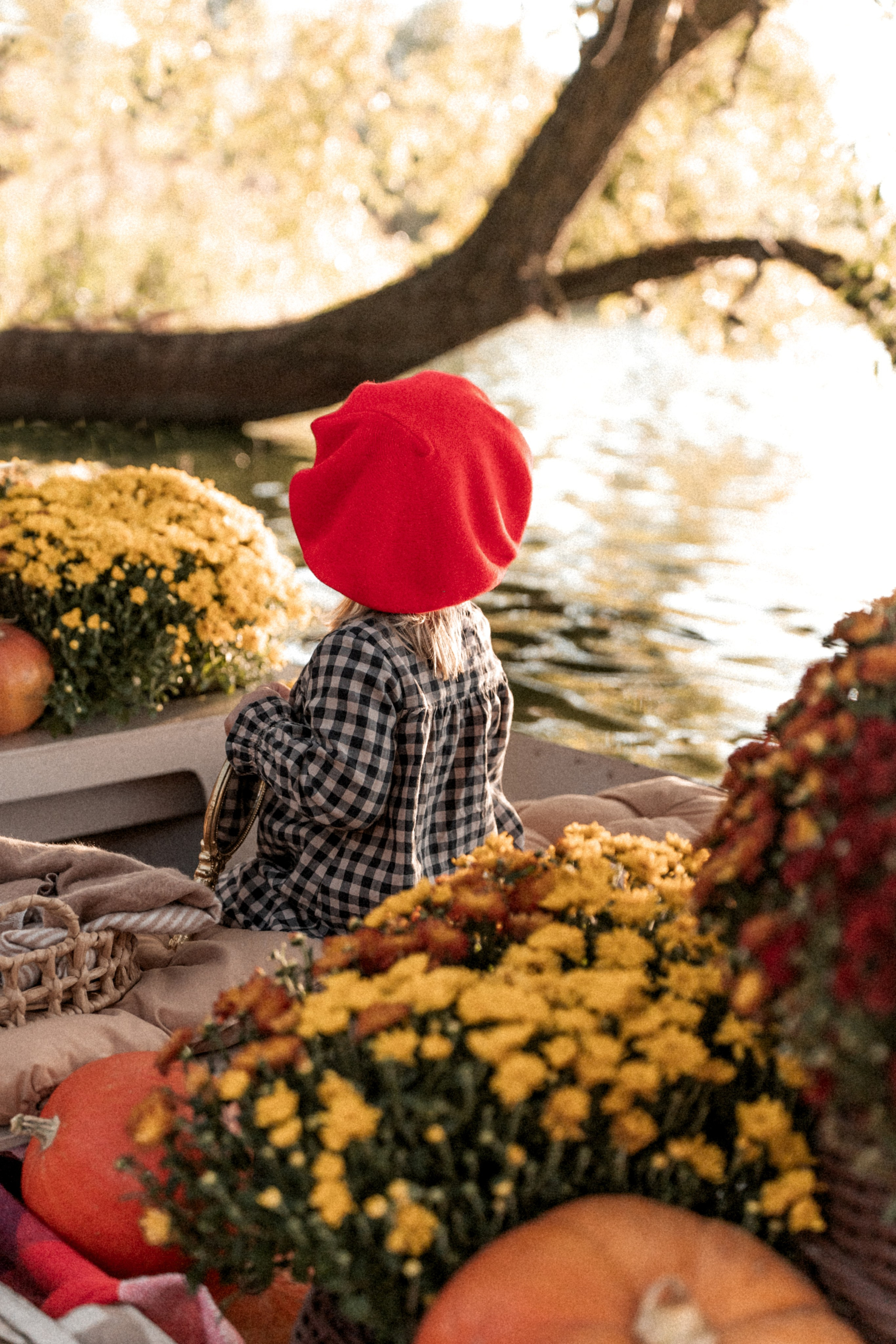 Хризантемовое плаванье маленькой мечтательницы. Ваш семейный фотограф в Минске — Вика Трегубова