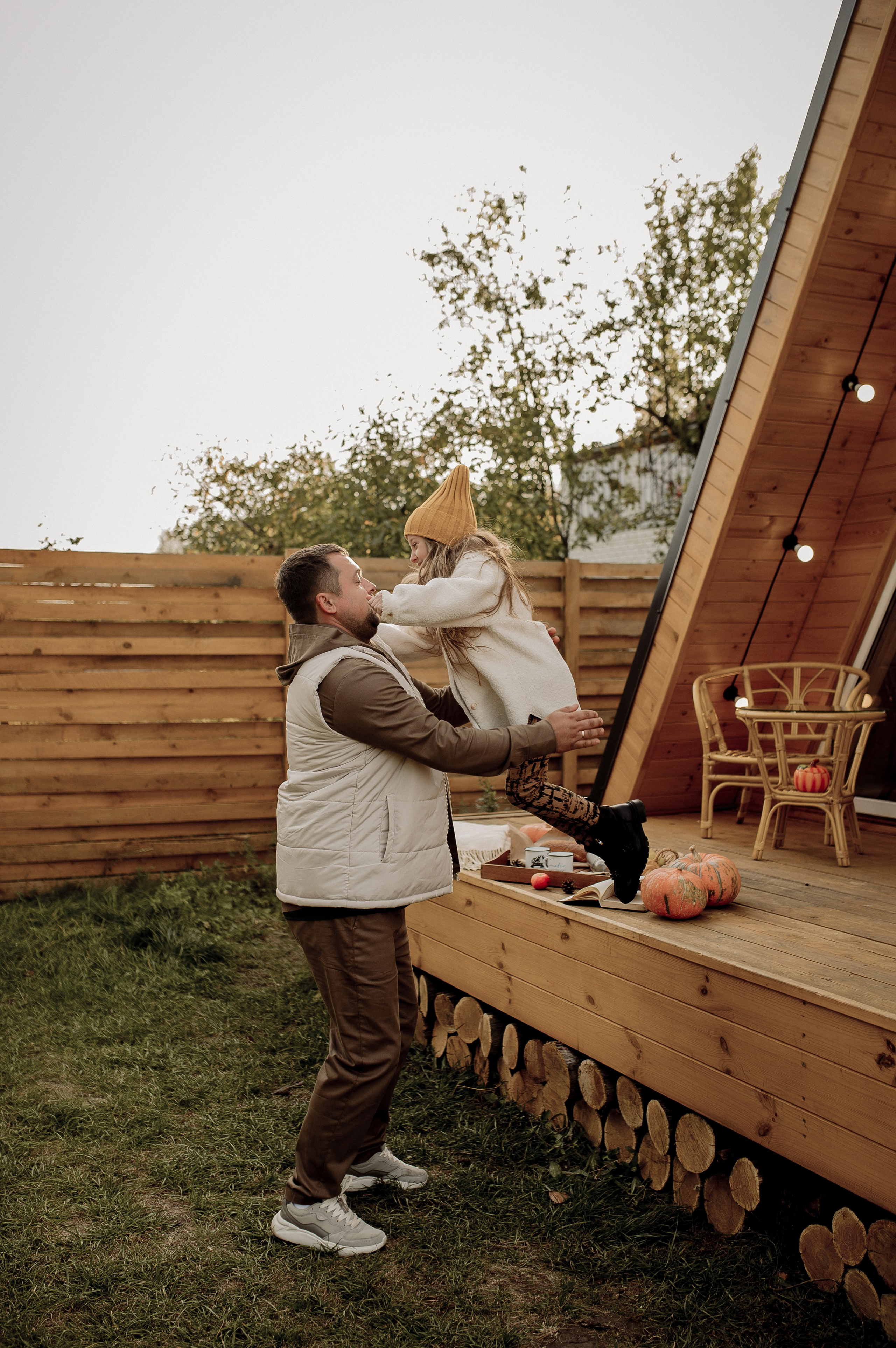 Катя, Дима, Настя и уютный домик. Фотограф Мария Стрелкова