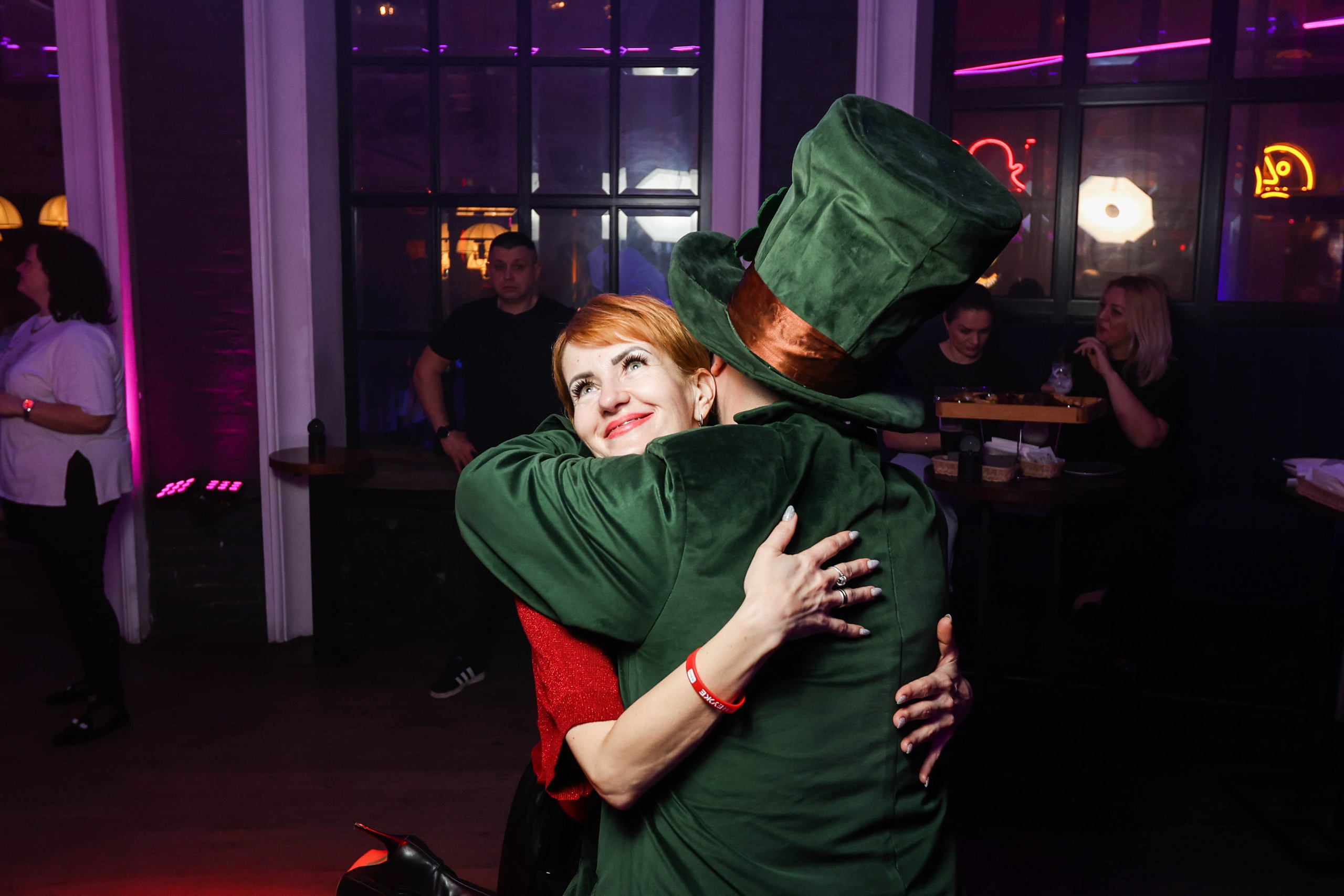 БАР РУКИ ВВЕРХ