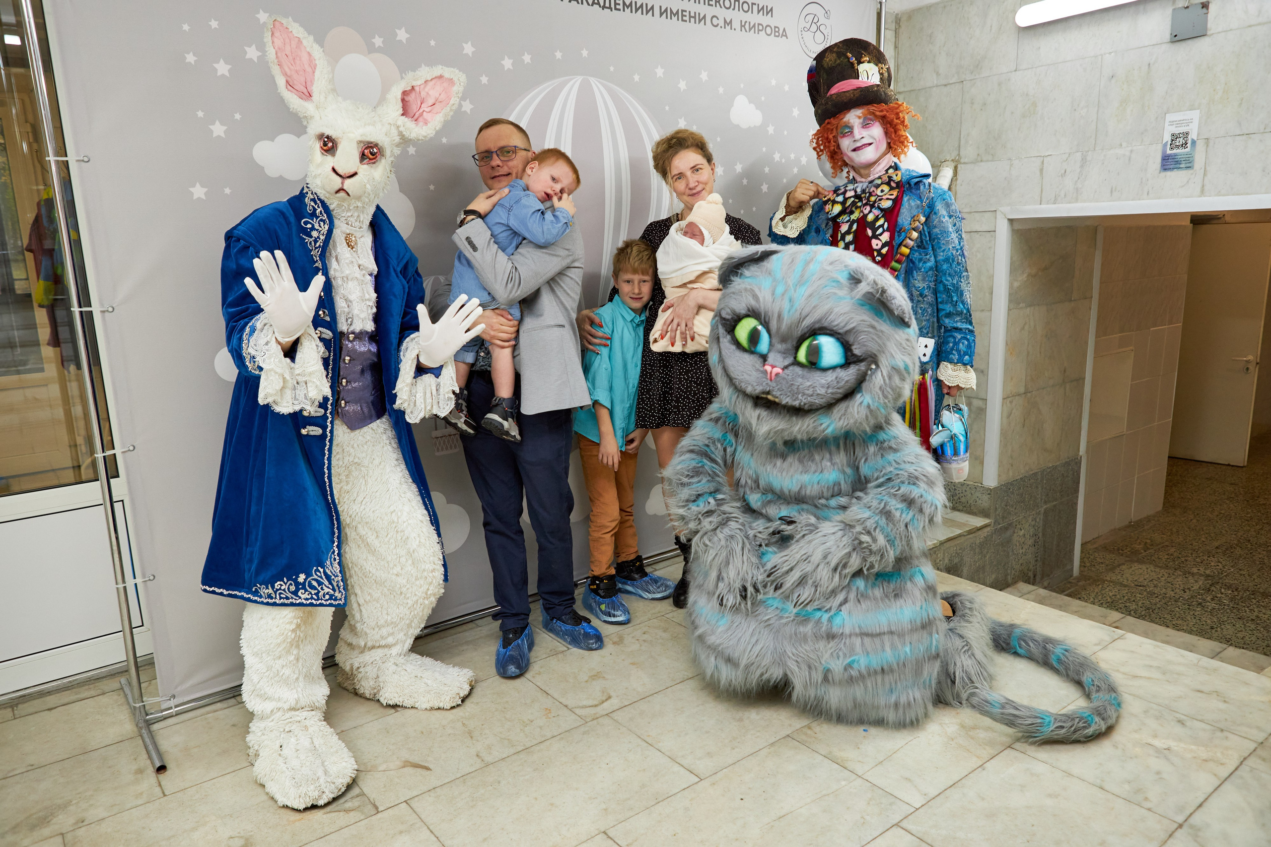 Фотосъемка выписки из роддома по мотивам Алисы в стране чудес