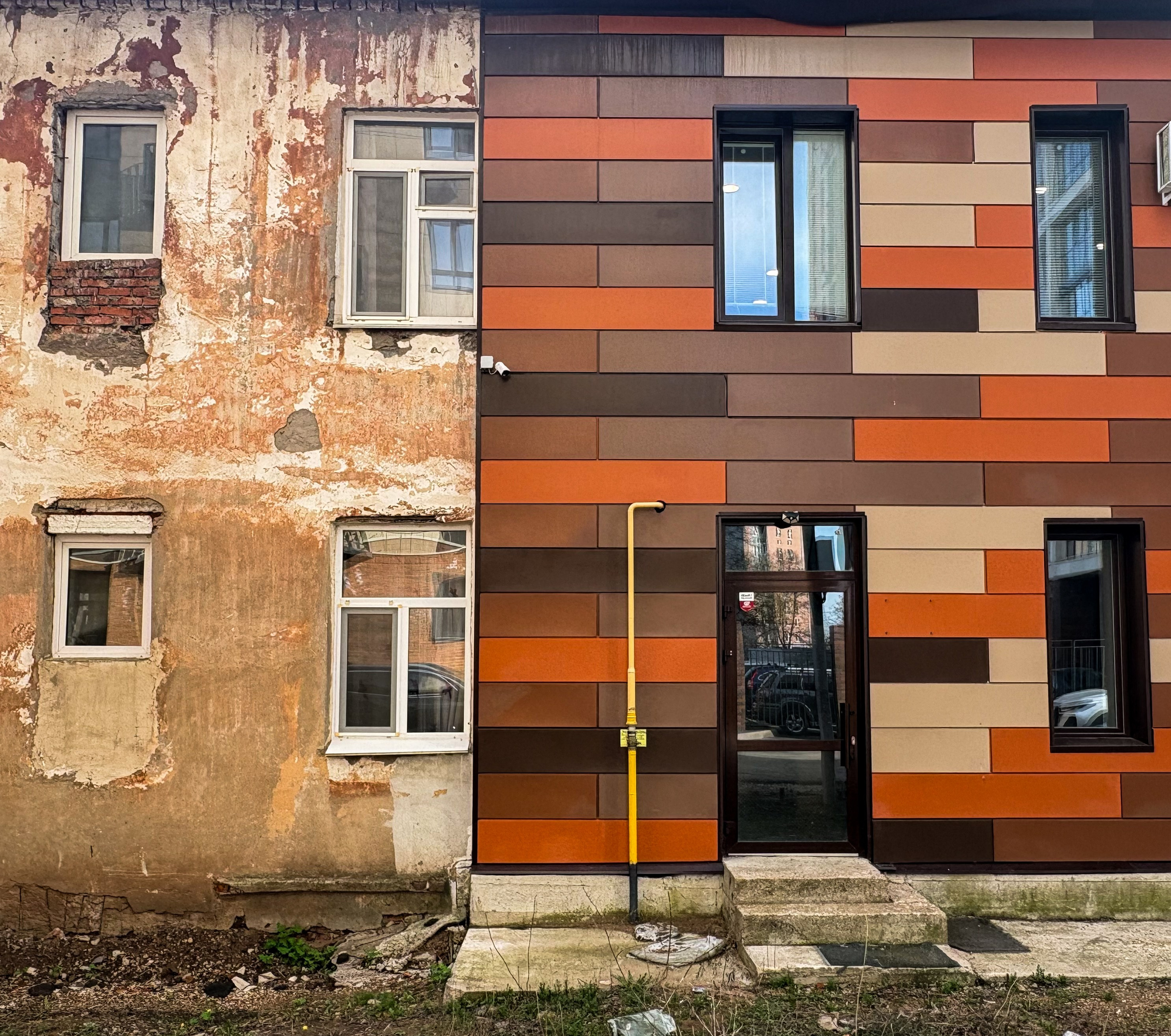 Дом, у которого одна часть отремантирована, а другая нет